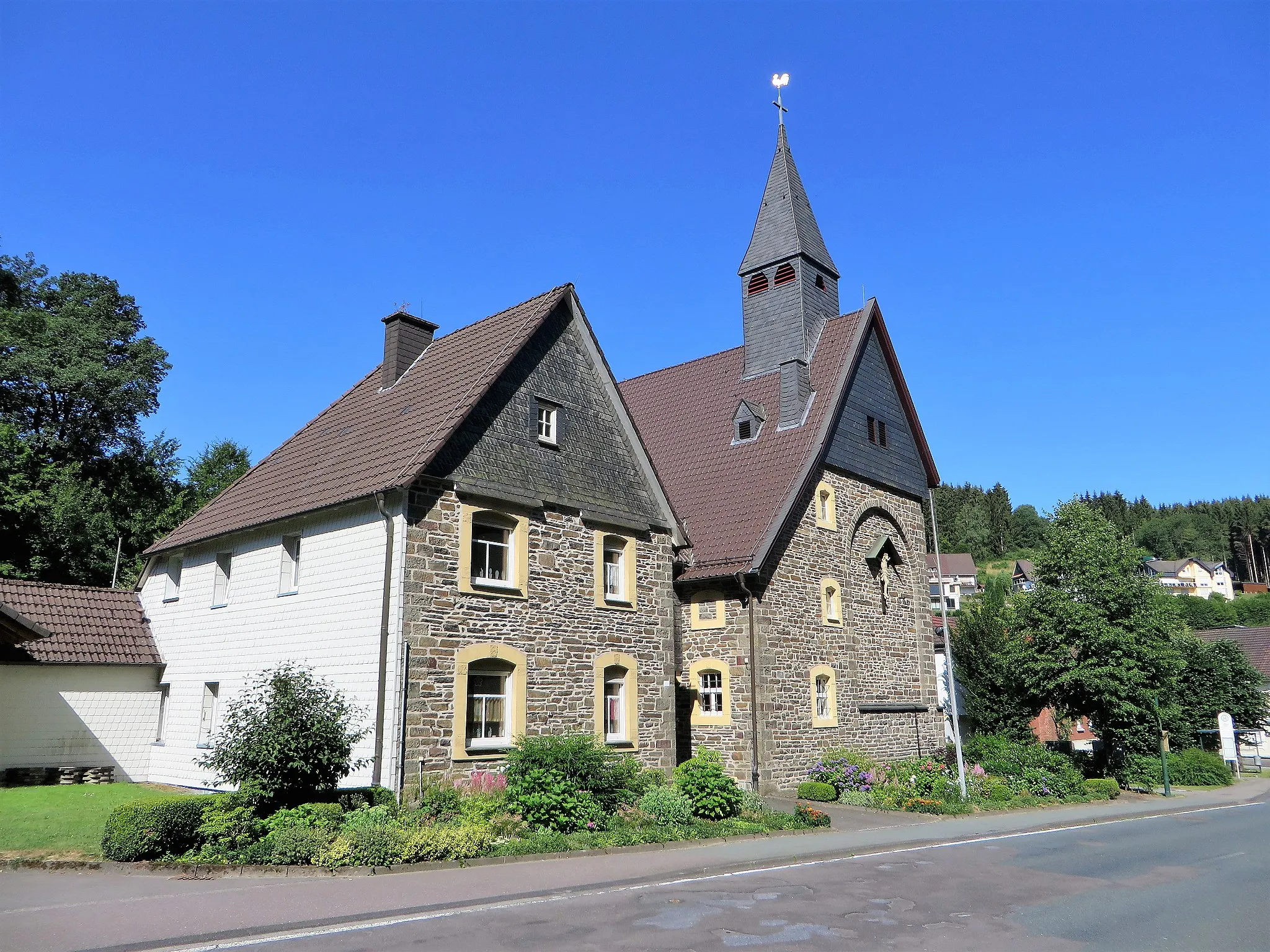 Photo showing: Katholische Kirche St. Jakobus der Ältere im Attendorner Ortsteil Lichtringhausen, Plettenberger Straße. Erbaut auf Veranlassung des Kölner Domkapitulars Prof. Dr. Alexander Schnütgen. Einweihung im Jahre 1911. Links Pfarrhaus und Pfarrheim.