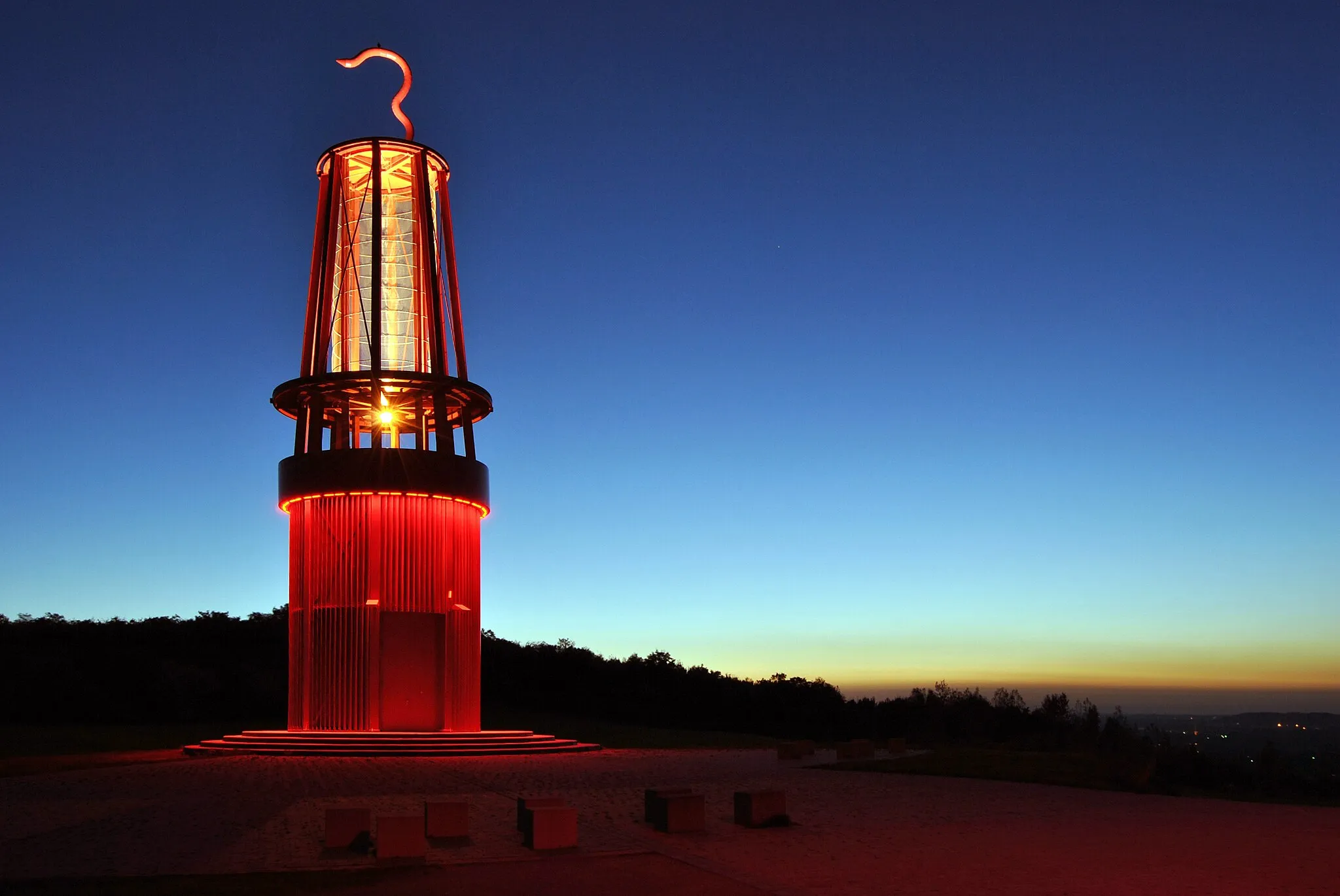 Photo showing: The mining lamp monument (30 meters high, made by Otto Piene) on the Halde Rheinpreußen (Moers, North-Rhine Westfalia, Germany) during the blue hour, at right the sunset.