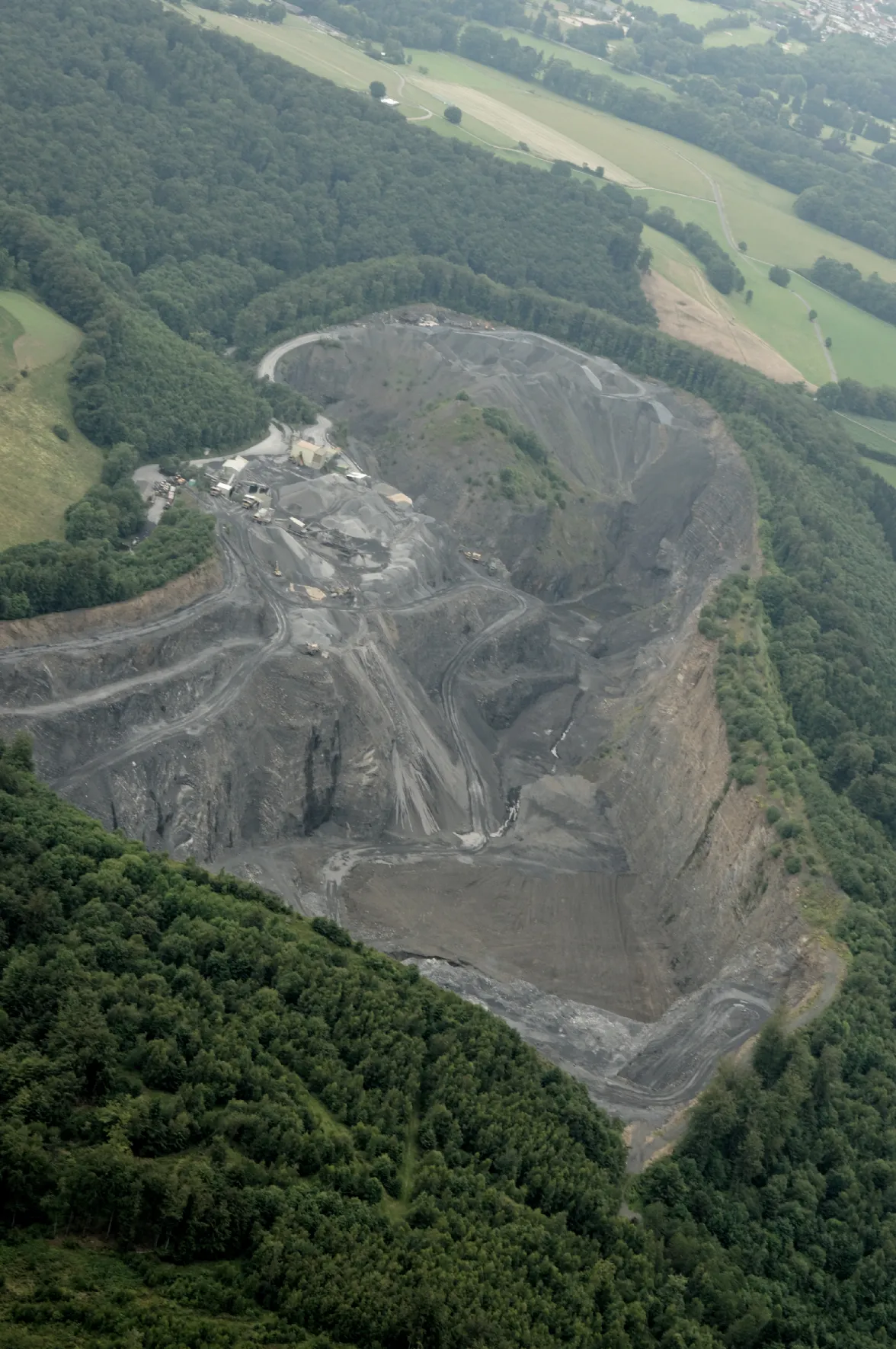 Photo showing: Fotoflug Sauerland Nord. Kalksteinbruch westlich von Arnsberg-Müschede, Blickrichtung Nord