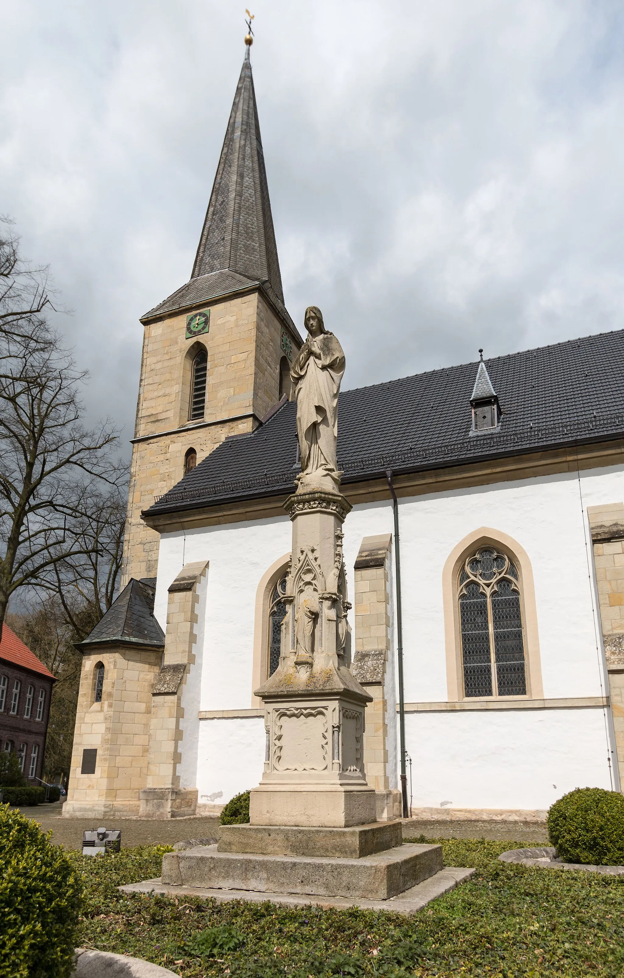 Photo showing: Mariensäule and St. Mary Assumption Church, Appelhülsen, Nottuln, North Rhine-Westphalia, Germany