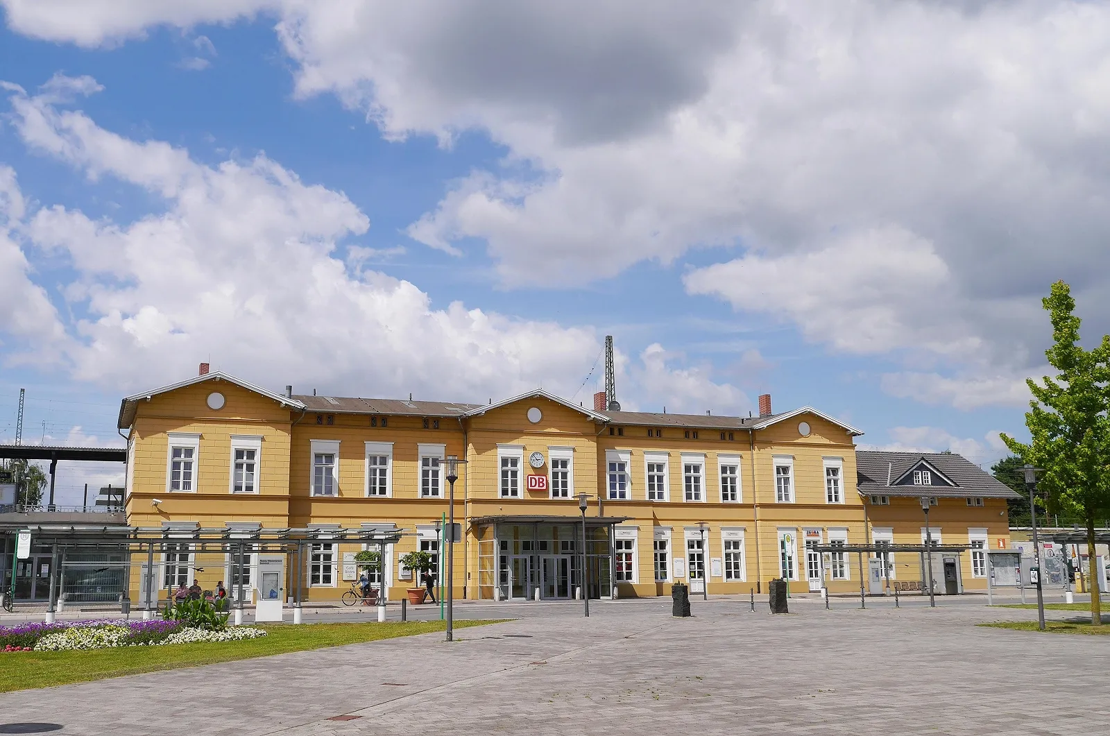 Photo showing: Bahnhof Rheda-Wiedenbrück mit Bahnhofsvorplatz