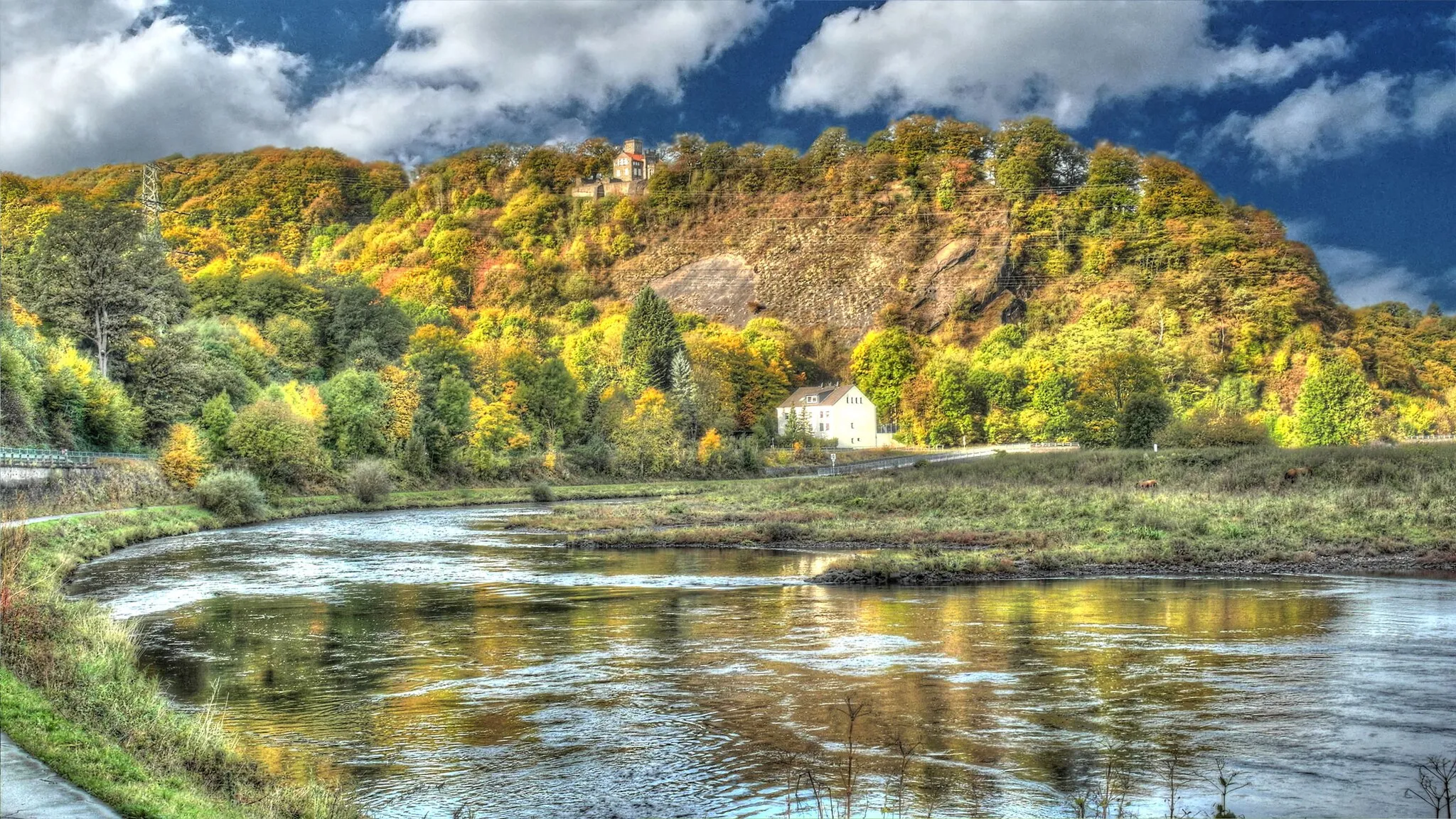 Photo showing: Die Ruhrschleife bei Hattingen, Blick auf den Isenberg mit der Ruine Isenburg und Haus Custodis über dem Steinbruch