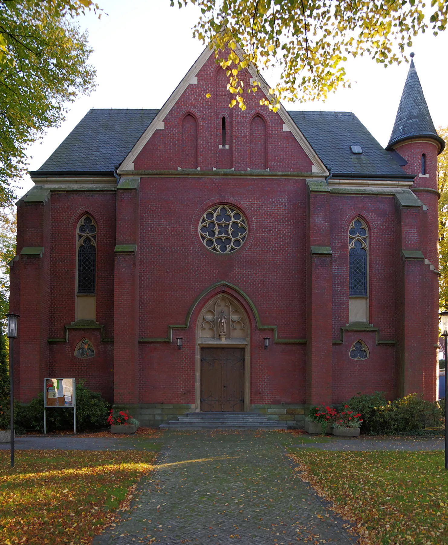 Photo showing: Katholische Kirche Herz Jesu in Lünen-Beckinghausen, Nordrhein-Westfalen, Deutschland. Erbaut 1897