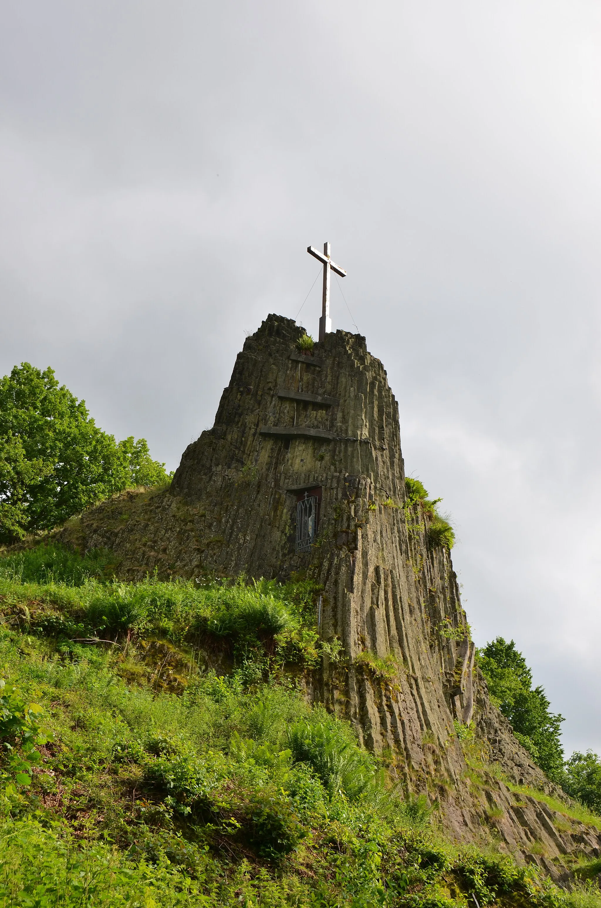 Photo showing: Northwall of the Druidenstein with the embedded Statue of the Virgin Mary.