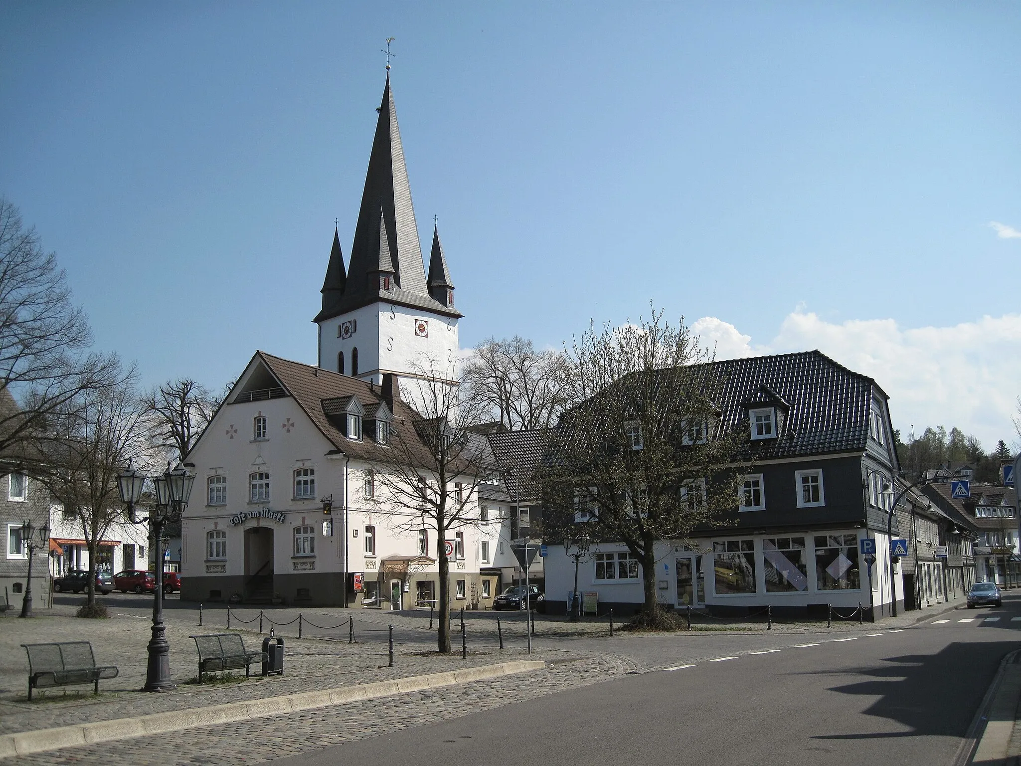Photo showing: Marktplatz in Drolshagen mit „Cafe am Markt“ und im Hintergrund Pfarrkirche St. Clemens.