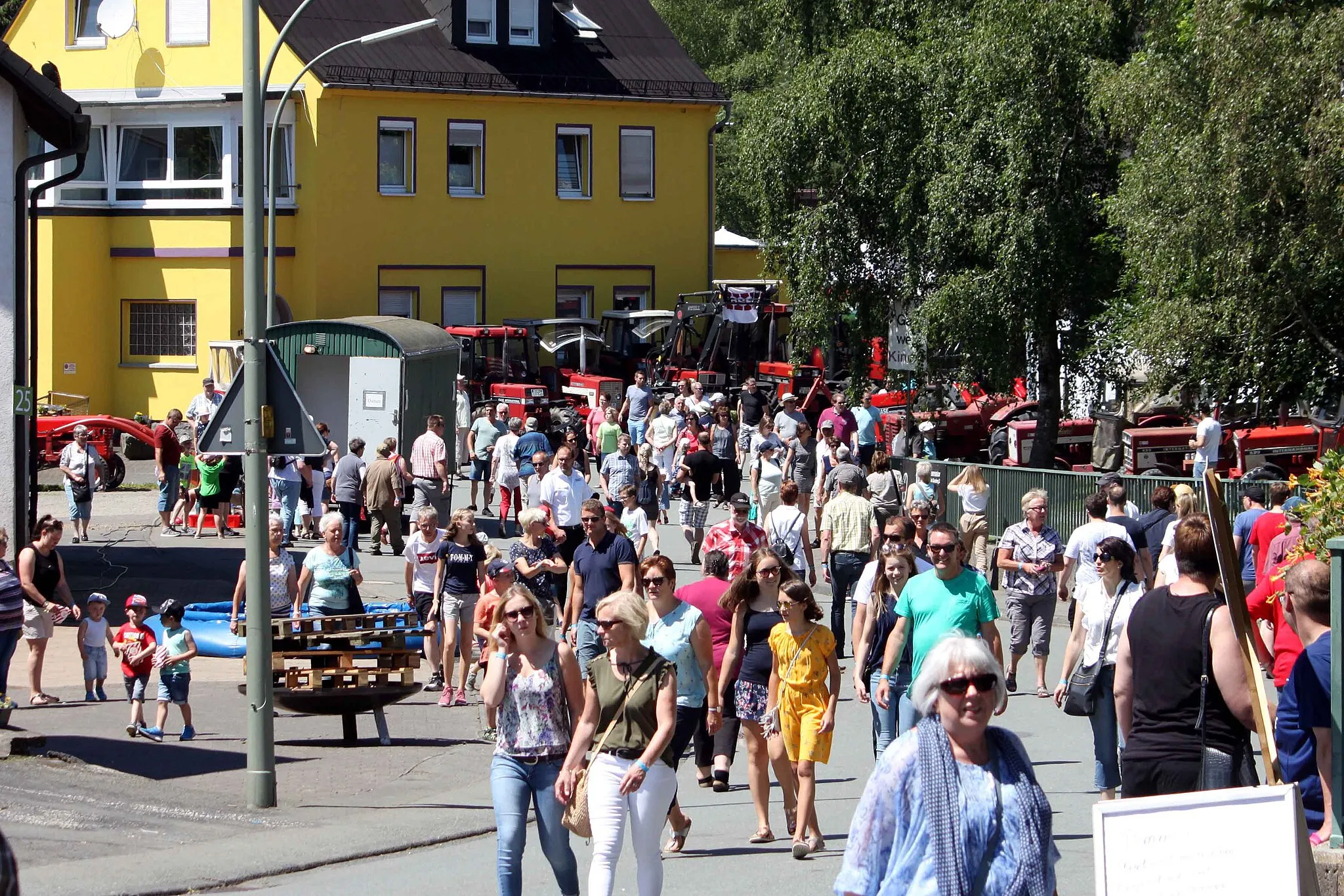 Photo showing: Rund 10.000 Besucher kamen zum Stehenden Festzug nach Schameder.