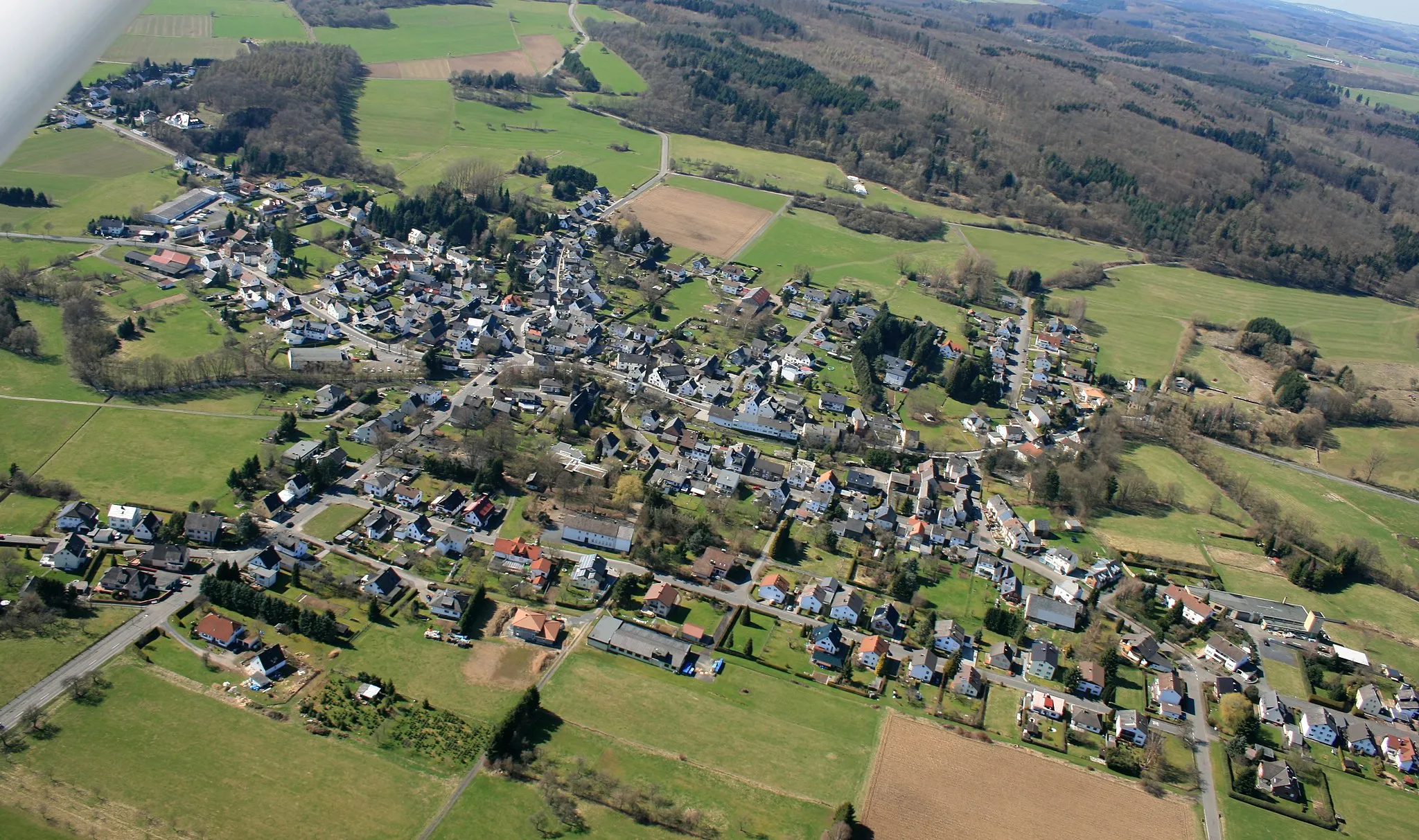 Photo showing: Luftaufnahme von Waldbrunn-Hausen, Deutschland, von Osten