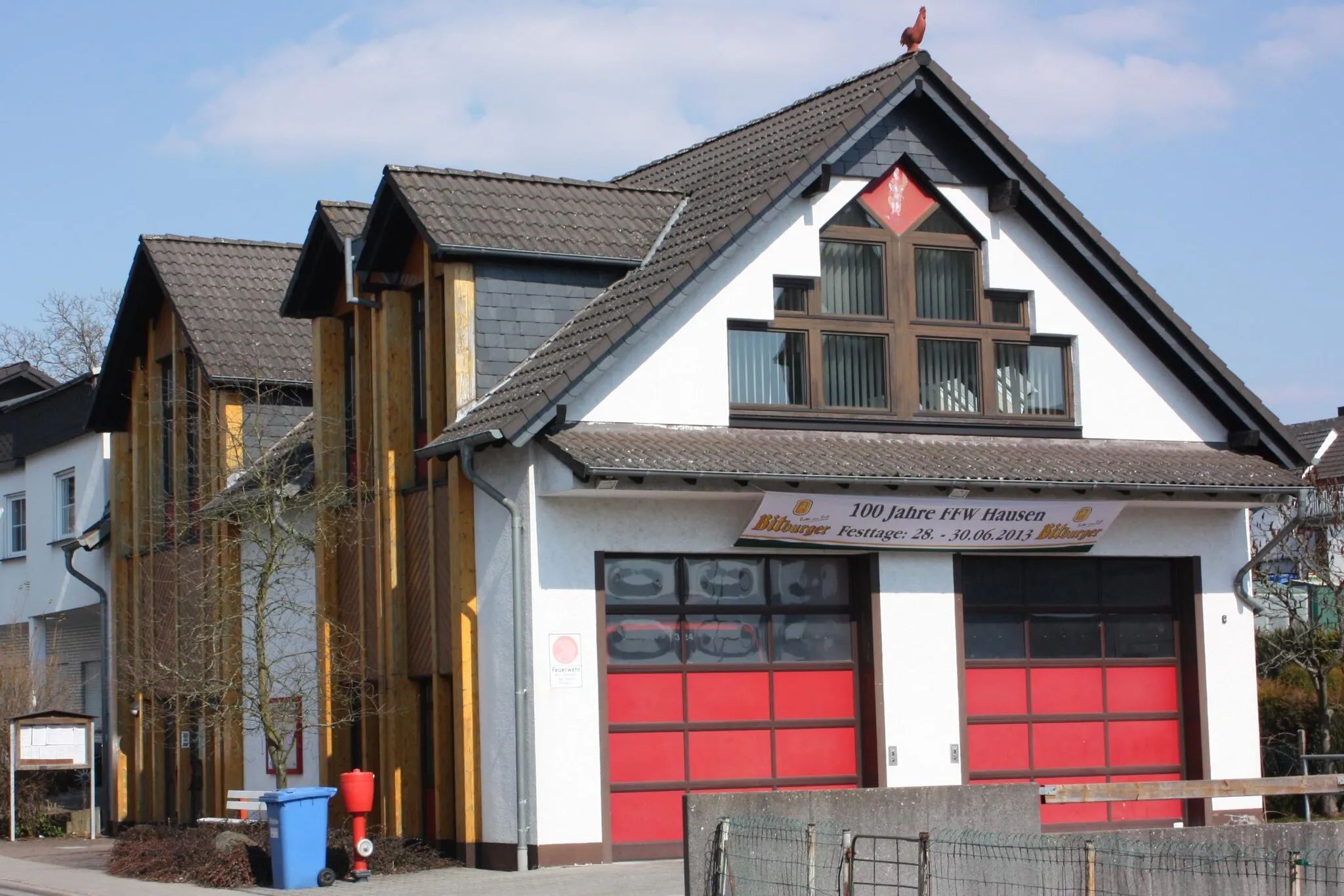 Photo showing: Gebäude der freiwilligen Feuerwehr in Hausen, Westerwald (Waldbrunn), Hessen, Deutschland. Erbaut 1992