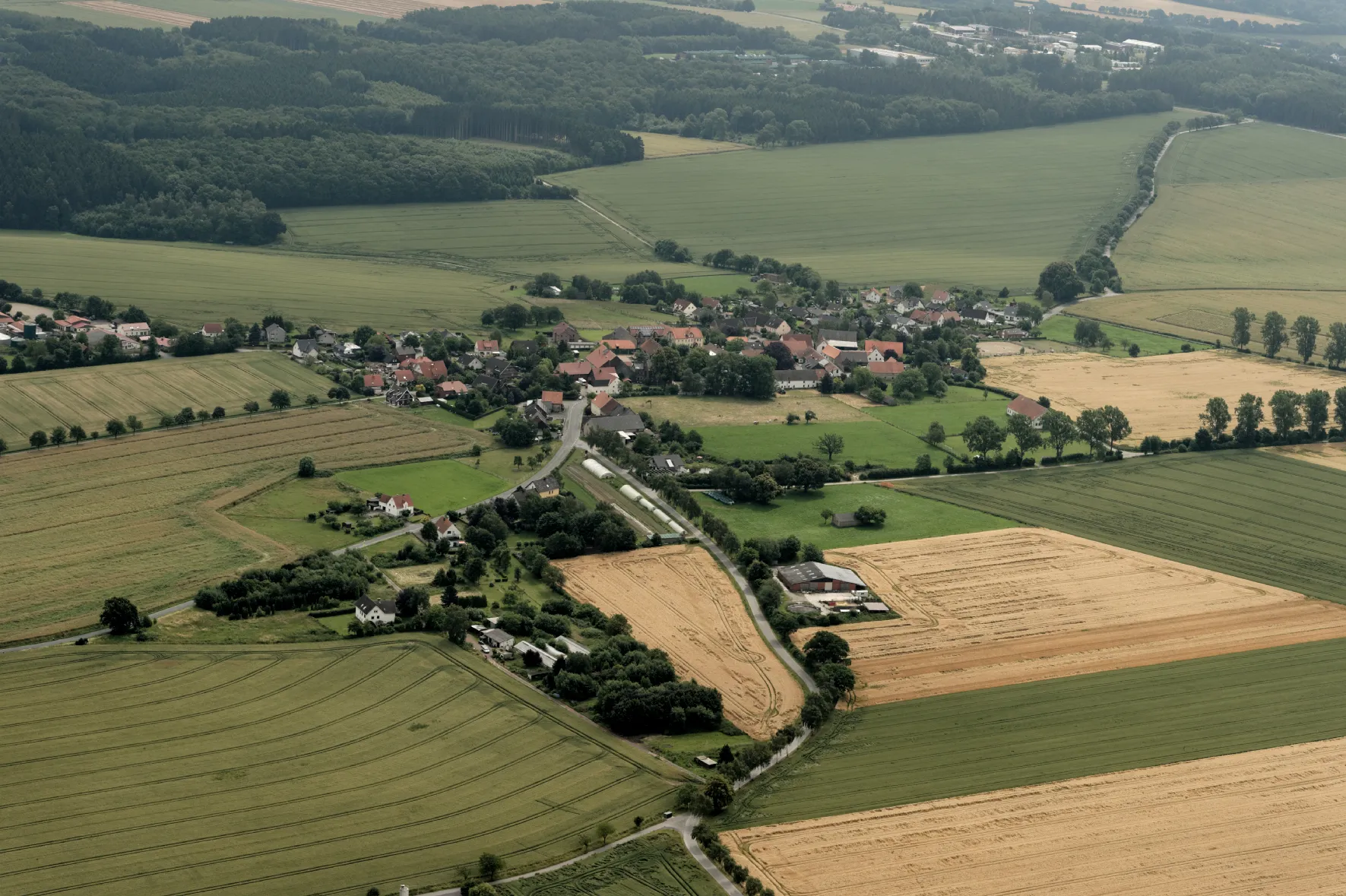 Photo showing: Berlingsen, hinten ein Teil des Gewerbegebiets Echtrop. Fotoflug Sauerland Nord.