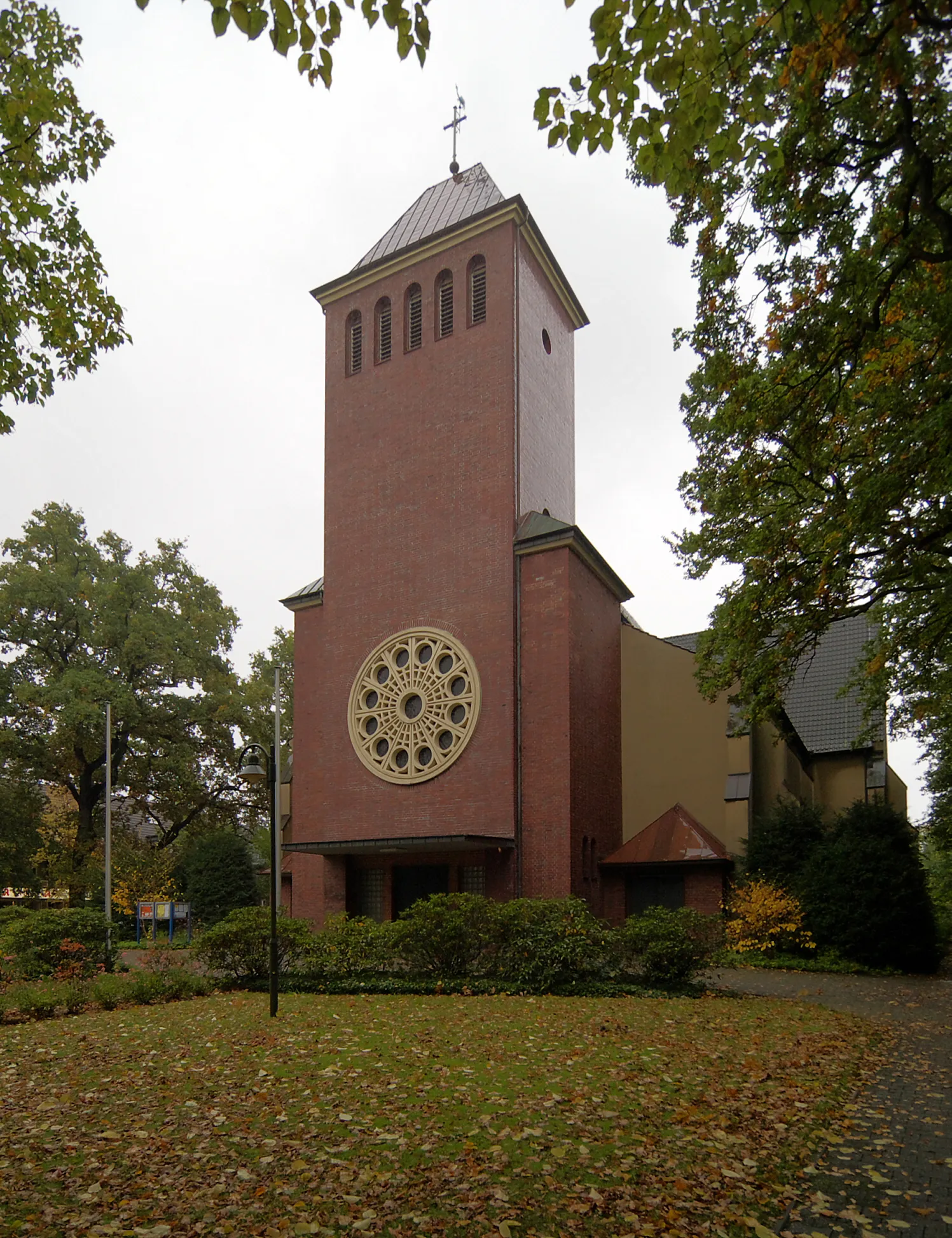 Photo showing: Katholische Kirche Hl. Familie in Lünen-Süd, Nordrhein-Westfalen, Deutschland