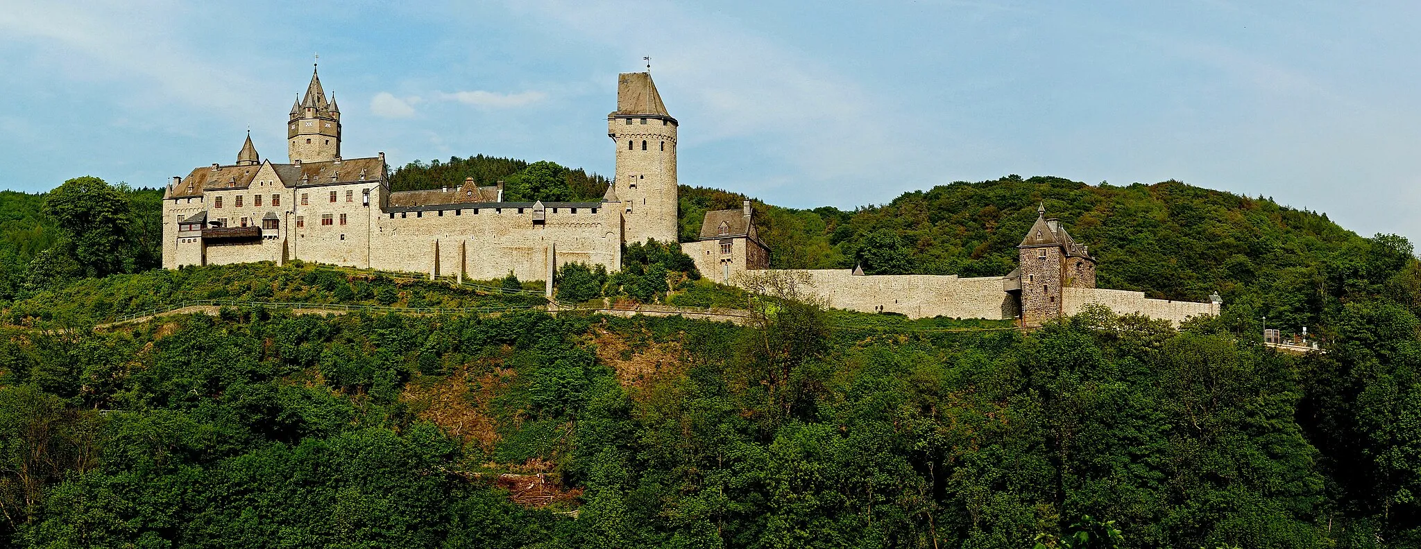 Photo showing: Burg Altena, Panorama der Westseite/Lenneseite
