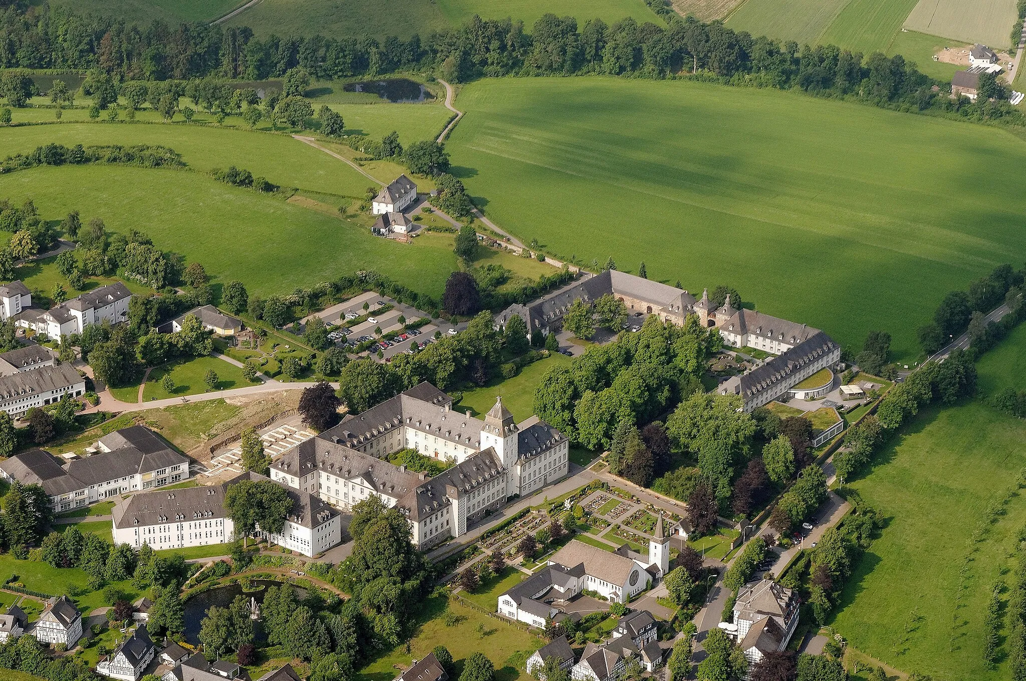 Photo showing: Fotoflug Sauerland-Ost, Kloster Grafschaft in Schmallenberg-Grafschaft

The production, editing or release of this file was supported by the Community-Budget of Wikimedia Deutschland.
To see other files made with the support of Wikimedia Deutschland, please see the category Supported by Wikimedia Deutschland.
العربية ∙ বাংলা ∙ Deutsch ∙ English ∙ Esperanto ∙ français ∙ magyar ∙ Bahasa Indonesia ∙ italiano ∙ 日本語 ∙ македонски ∙ മലയാളം ∙ Bahasa Melayu ∙ Nederlands ∙ português ∙ русский ∙ svenska ∙ українська ∙ +/−