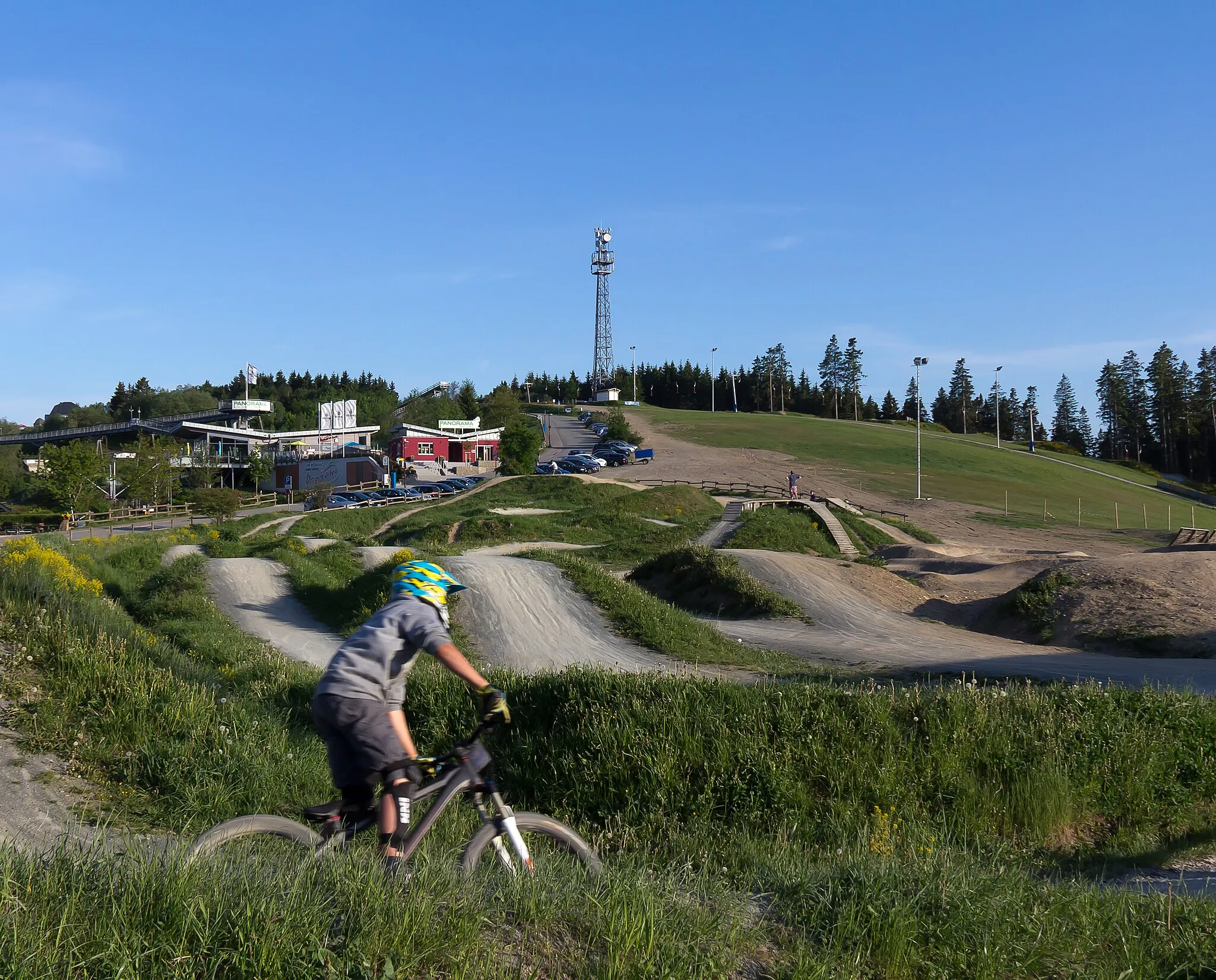 Photo showing: Mountainbike-Übungsparcour des Bikepark Winterberg, im Hintergrund der Gipfel des Kappe