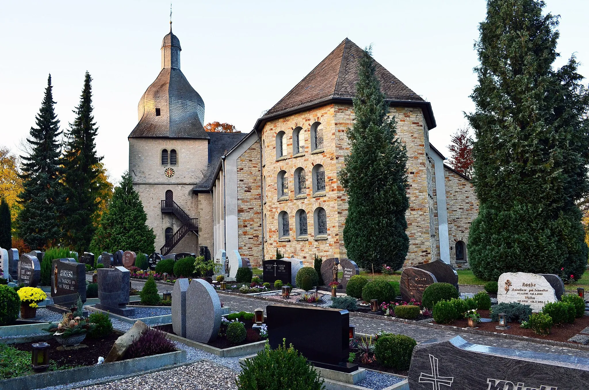 Photo showing: Alme, St. Ludgerus, Friedhofsansicht 2