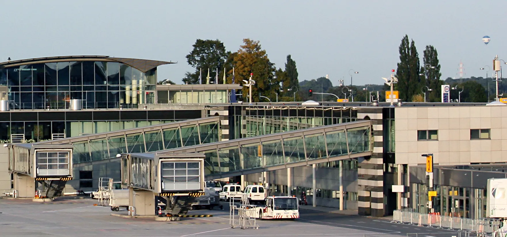 Photo showing: West side of the terminal after the expansion-2008
