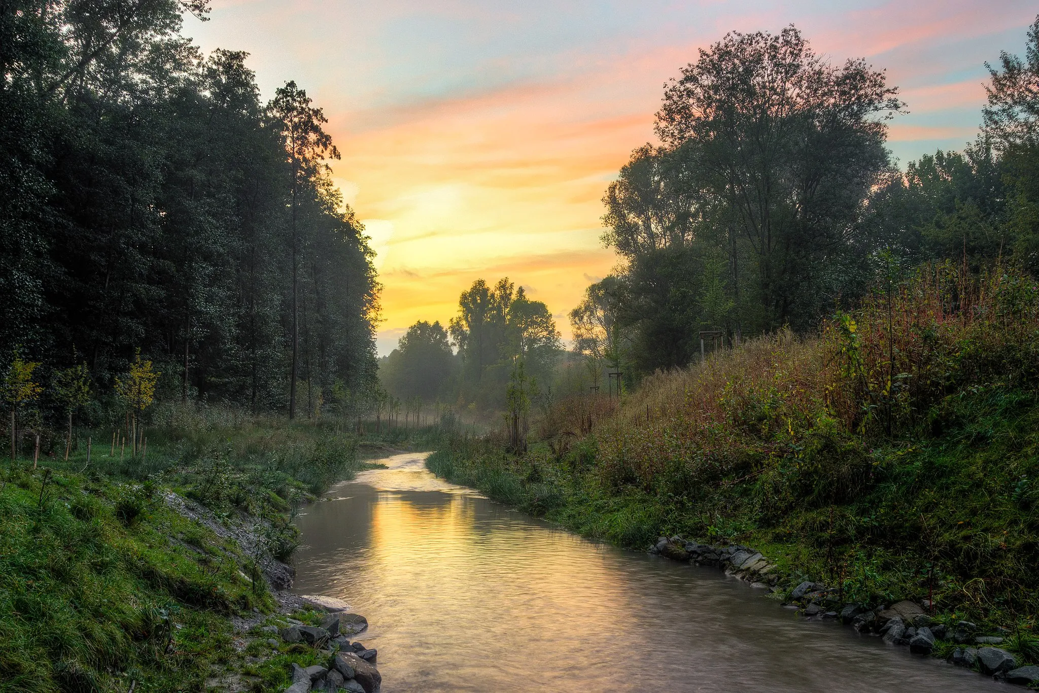 Photo showing: Sonnenuntergang über der renaturierten Emscher in Dortmund. – HDR aus neun Einzelbildern.