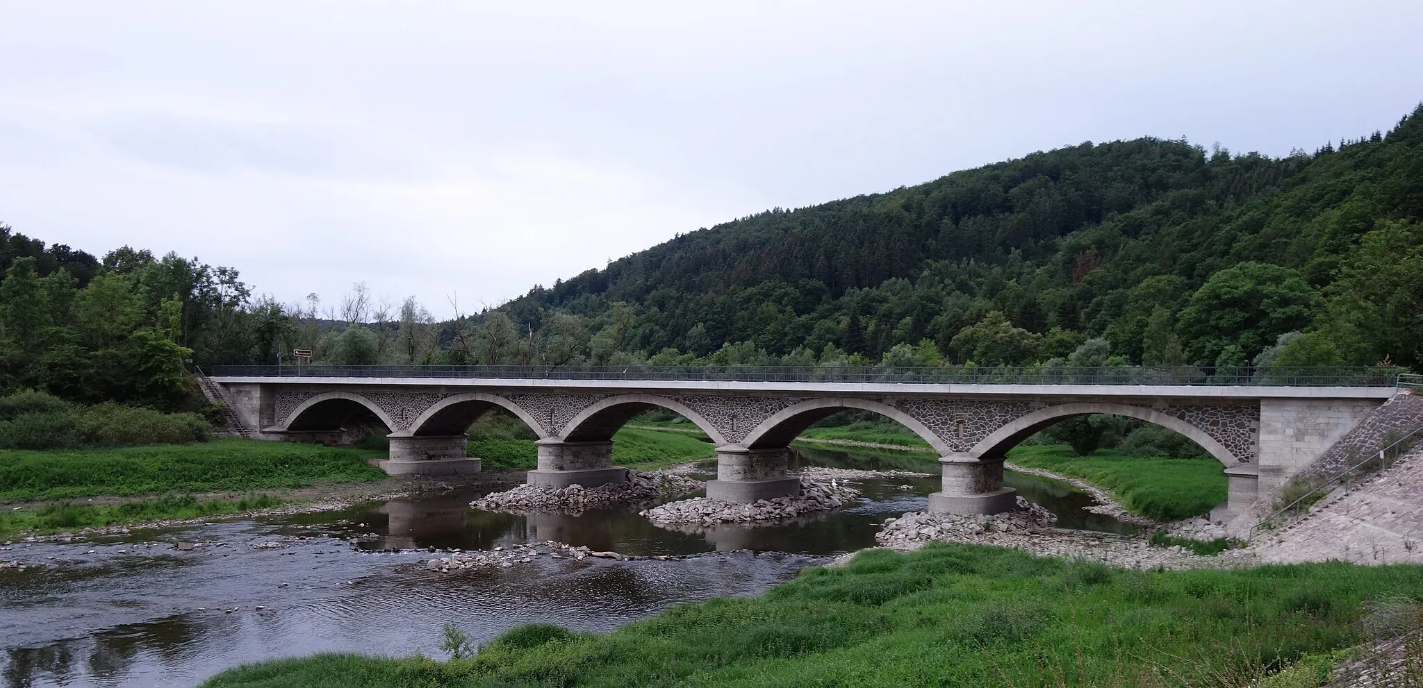 Photo showing: North-eastern view of the bridge of state road L3084across Eder river in Herzhausen , Vöhl municipality , Waldeck-Frankenberg district, Hesse state, Germany.