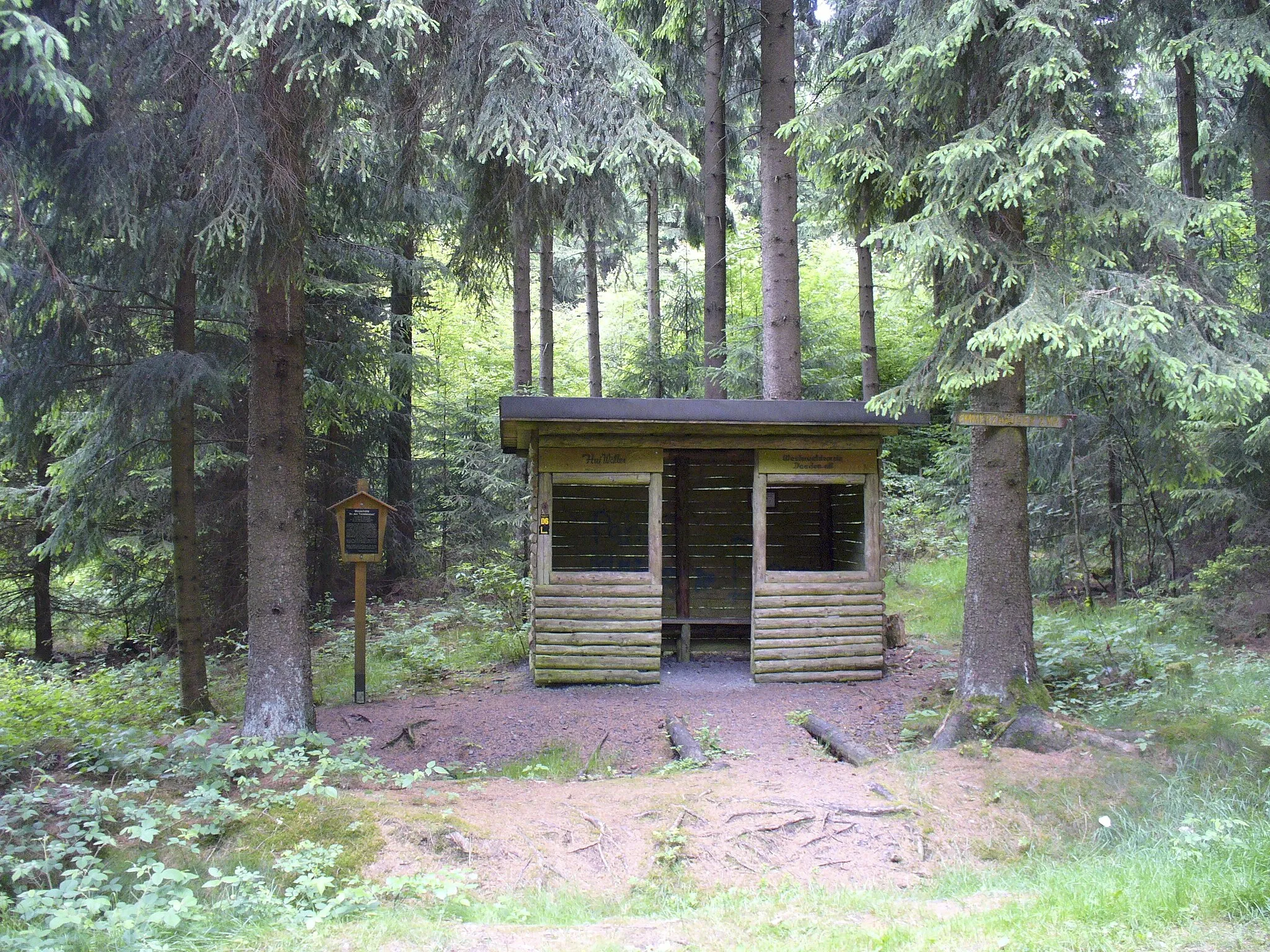 Photo showing: Die Wanderhütte "An den Trödelsteinen" steht nicht direkt neben ihrem Nahmensgeber