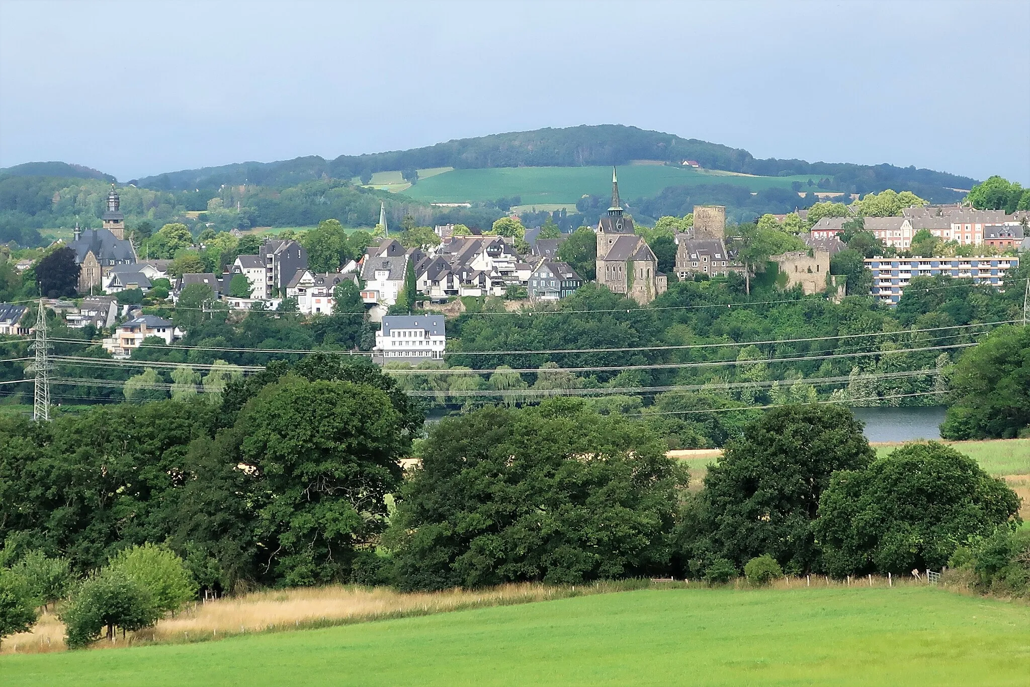 Photo showing: Blick vom Kaisberg in Hagen-Vorhalle auf das oberhalb des Harkortsees liegende Alt-Wetter mit der Freiheit. Im Vordergrund liegen Teilbereiche des Landschaftsschutzgebietes Werdringen/Kaisberg und des LSG-Harkortsee.