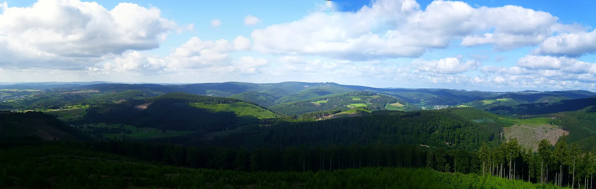 Photo showing: Blick vom de:Bollerbergturm (758 m; Naturraum 333.7 Hohe Seite) auf den Naturraum Ziegenhelle (333.51), ein paar markantere von links nach rechts:
Rimberg (498 m; 35,3 km; 320.10 Damshäuser Kuppen)
Kappe (494 m; 35,5 km; 320.10 Damshäuser Kuppen)
Dünsberg (498 m; 56,6 km; 320.05 Krofdorf-Königsberger Forst); nur als Schatten erahnbar
Kohlenberg (583 m; 21,5 km; 332.0 Sackpfeifen-Vorhöhen), verschmolzen mit:
Arennest (592 m; 27,2 km; Sackpfeifen.Vorhöhen)
Neuneichen (589 m; 10,8 km; 332.11 Elbrighäuser Wald)
Hassenroth (622 m; 24,8 km; Sackpfeifen-Vorhöhen)
Knöbelsroth (594 m; 10,4 km; 332.11 Elbrighäuser Wald)
Sackpfeife (673,5 m; 23,2 km; 333.3 Sackpfeife)
(Großer und Kleiner) Hoher Stein (; 6,8 km; 333.50 Wilde Struth)
Heidkopf (704 m; 4,9&nbsp), dahinter:
Angelburg (609 m; 43,2 km; 320.01 Bottenhorner Hochflächen)
Steinschab (646 m; 3,3 km; 333.7 Hohe Seite)
Buchholz (643 m; 23,8 km; 333.2 Südwittgensteiner Bergland)
Lippestriesch (675 m; 7.0 km; Wilde Struth)
Stift (612 m; km; 23,6 km; Südwittgensteiner Bergland)
Puderburg (619 m; 25,3 km; Südwittgensteiner Bergland); nicht beschriftet, aber gut als Gnubbel erkennbar
Hohe Warte (645 m; 12,9 km; Wilde Struth)
Hundsrücken (698 m; 6,1 km;)
Stein (644 m; 24,2 km; Südwittgensteiner Bergland)
Sellerberg (673 m; 2,2 km; Hohe Seite)
Hasselrücken (667 m; 6,3 km)
im Zentrum Wallershöhe (812,1 m: 7,1 km) und Ziegenhelle (816,1 m; 6,7 km)
Wacht (642 m; 1,7 km; Hohe Seite)
Hackelberg (690,5 m; 3,6 km)
Großer Kopf (741 m; 19,5 km; 333.52 Kühhuder Rothaar)
Hohe Hessel (743 m; 28,4 km; 333.41 Rüsper Rothaar)
Schling (658 m;  1,1 km; Hohe Seite)
Albrechtsberg (771 m; 14,2 km; Kühhuder Rothaar), davor der Zwistberg (647 m; 8,9 km), davor Züschen|
die Langewiese (333.53) mit Auf dem Hohenleyen (747 m; 10,8 km), Langewiese und Neuastenberg
Gerkenstein (793 m; 9,1 km; Langewiese bzw. 333.54 Astenberg)
Kahler Asten (842 m; 8,8 km; Astenberg)
– siehe Udeuschle