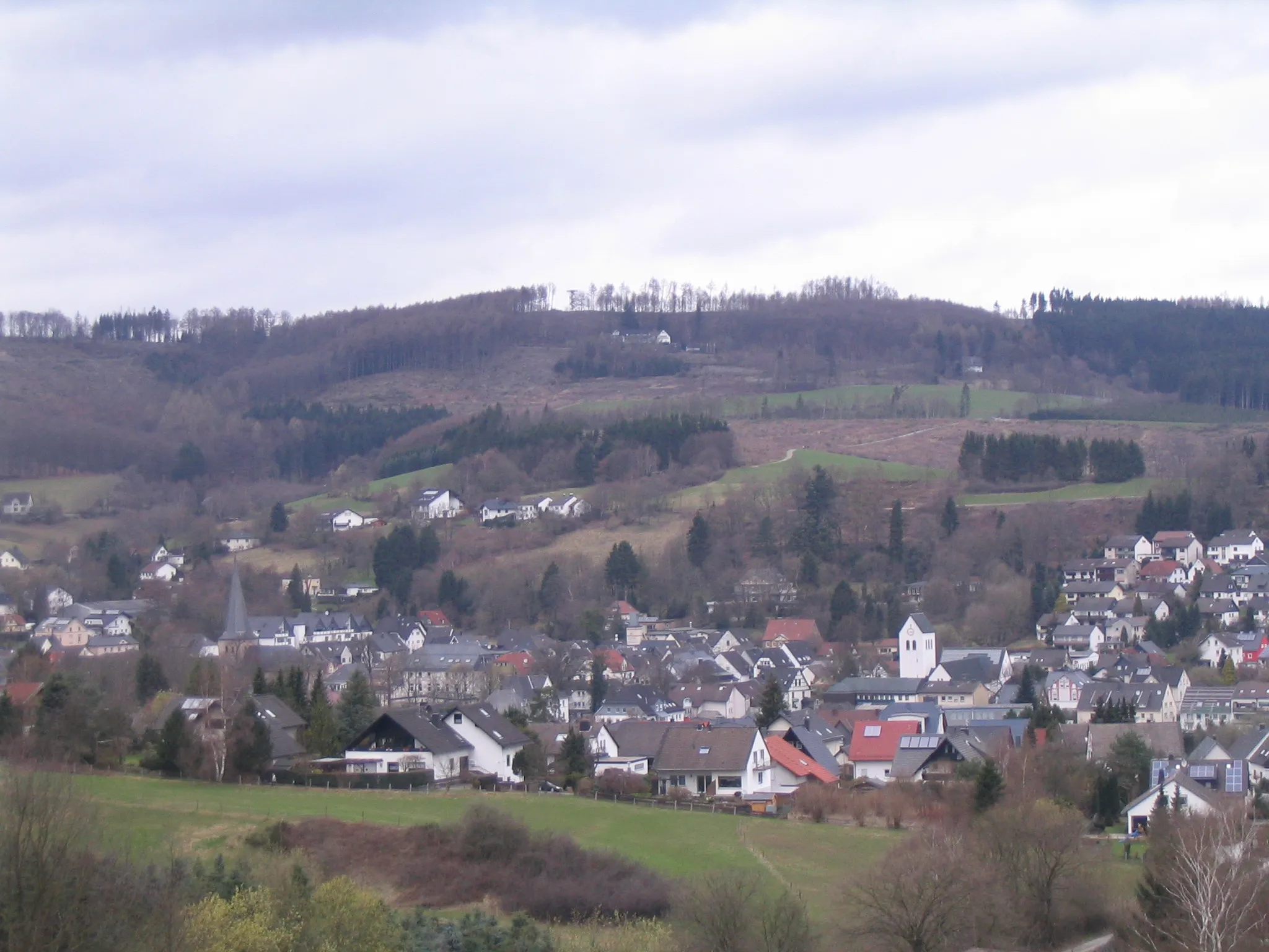 Photo showing: Der Kohlberg (514m) im Sauerland von Südosten. Im Vordergrund das Ortszentrum von Neuenrade