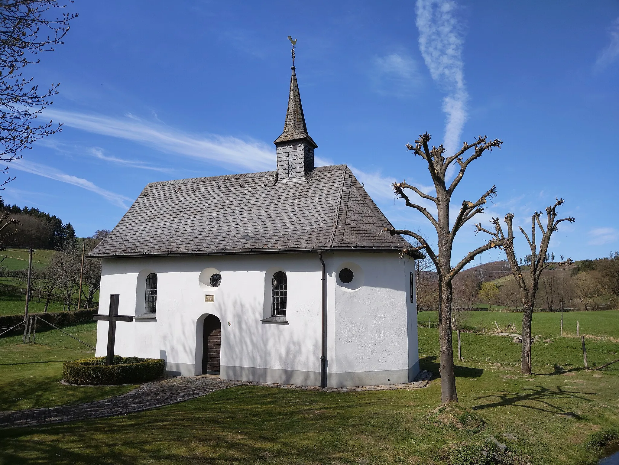 Photo showing: Ansicht der Kapelle St. Vinzenz in Niedermarpe von Südosten bei sonnigem Wetter vor blauem Himmel.