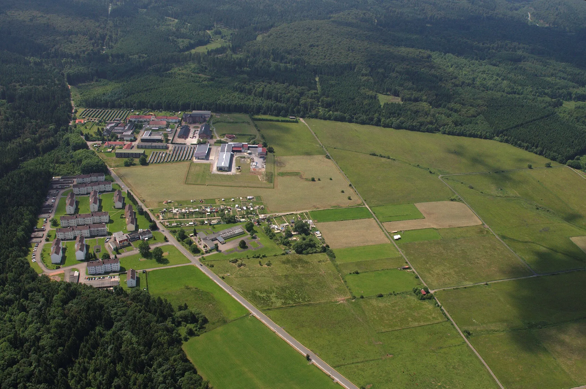 Photo showing: Fotoflug Sauerland-Ost, ehemalige Wohnsiedlung der belgischen Nato-Streitkräfte bei Essentho, Marsberg

The production, editing or release of this file was supported by the Community-Budget of Wikimedia Deutschland.
To see other files made with the support of Wikimedia Deutschland, please see the category Supported by Wikimedia Deutschland.
العربية ∙ বাংলা ∙ Deutsch ∙ English ∙ Esperanto ∙ français ∙ magyar ∙ Bahasa Indonesia ∙ italiano ∙ 日本語 ∙ македонски ∙ മലയാളം ∙ Bahasa Melayu ∙ Nederlands ∙ português ∙ русский ∙ svenska ∙ українська ∙ +/−