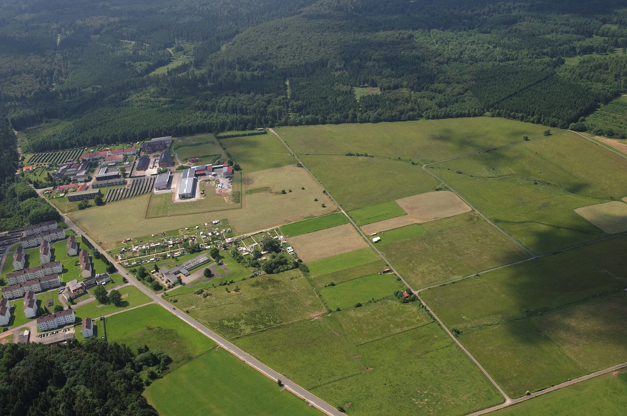 Photo showing: Fotoflug Sauerland-Ost, rechts Naturschutzgebiet Auf dem Bruch und links ehemalige Wohnsiedlung der belgischen Nato-Streitkräfte bei Essentho, Marsberg

The production, editing or release of this file was supported by the Community-Budget of Wikimedia Deutschland.
To see other files made with the support of Wikimedia Deutschland, please see the category Supported by Wikimedia Deutschland.
العربية ∙ বাংলা ∙ Deutsch ∙ English ∙ Esperanto ∙ français ∙ magyar ∙ Bahasa Indonesia ∙ italiano ∙ 日本語 ∙ македонски ∙ മലയാളം ∙ Bahasa Melayu ∙ Nederlands ∙ português ∙ русский ∙ svenska ∙ українська ∙ +/−