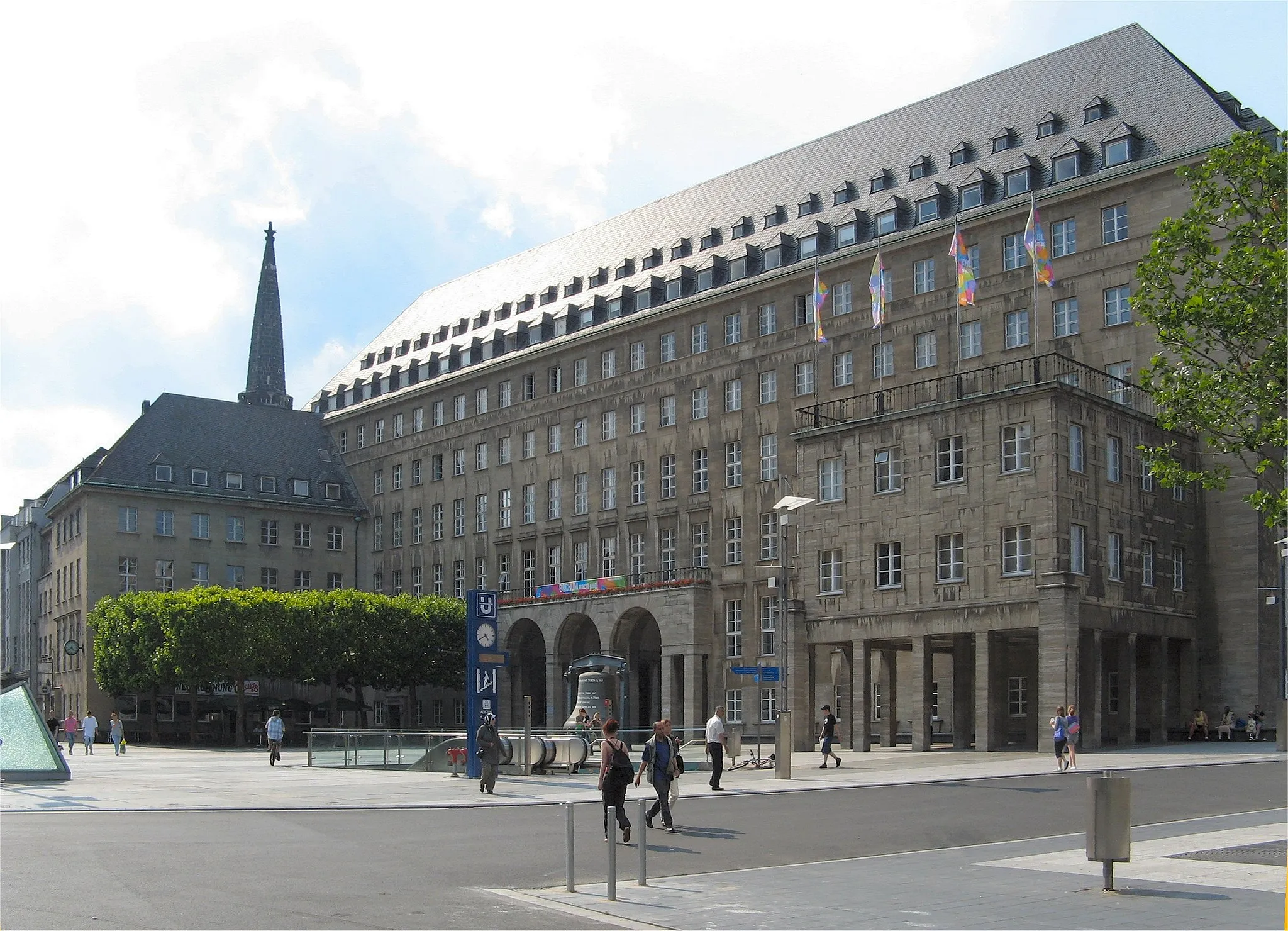 Photo showing: Bochum-downtown, City Hall

Am 20. Mai 1931 wurde das Rathaus eröffnet. Die Pläne stammen von dem Darmstädter Architekten Professor Karl Roth. Die Ausstattung mit wertvollen Materialien wie Granit und Mamor, Bronze und Kupfer ist etwas Besonderes.
The date of dedication was the 20th of May 1931. The building was planned by Professor Karl Roth from Darmstadt. The interior consists of precious material like granite, marble, bronze and copper.