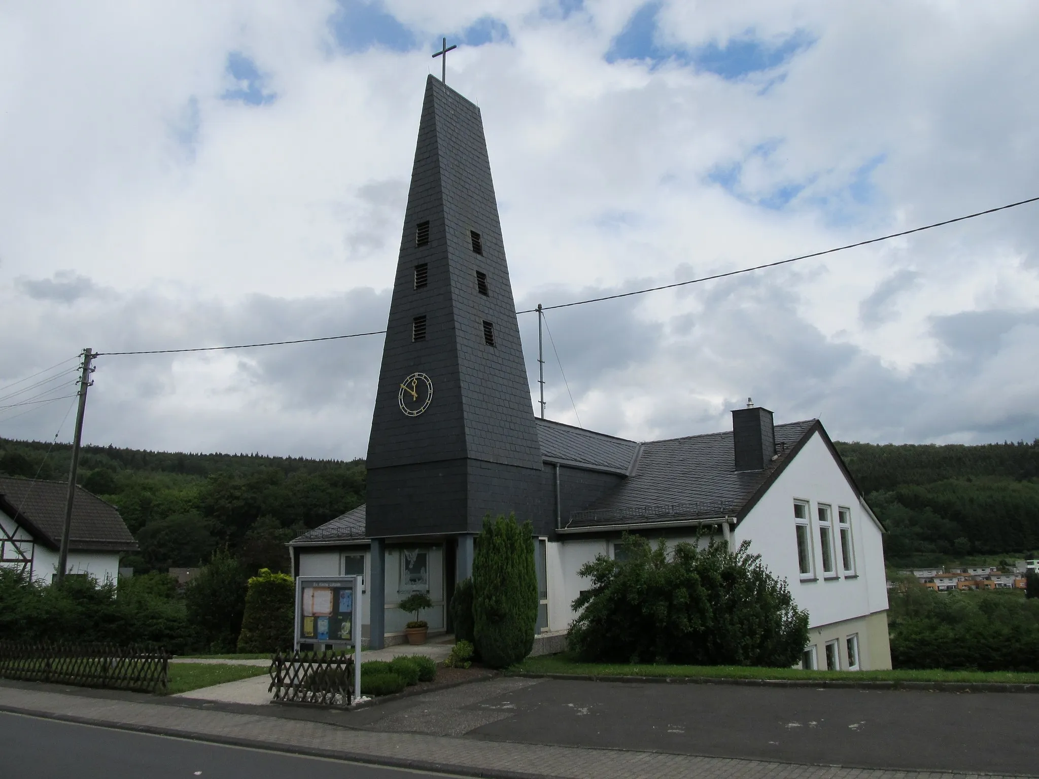 Photo showing: Evangelische Kirche in Burbach-Lützeln, Kreis Siegen-Wittgenstein, Nordrhein-Westfalen.