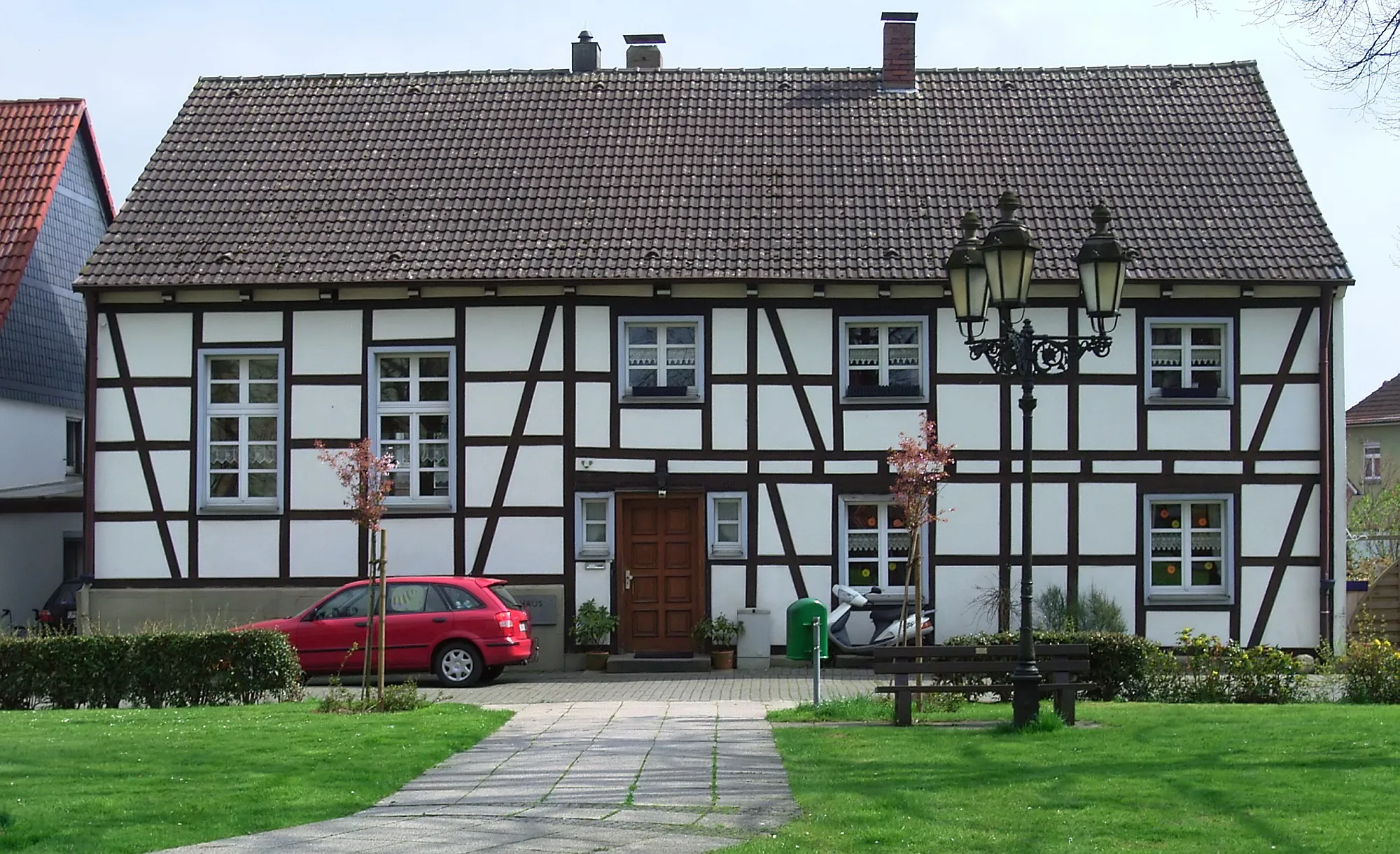 Photo showing: Das Lutherhaus in Methler, Nordrhein-Westfalen, wurde im Jahr 1851 als Schule erbaut. Seit 1911 diente es als Gemeindehaus, nach Bau des neuen Gemeindehauses und Renovierung 1979 wird das denkmalgeschützte Gebäude weiterhin für Zwecke der ev. Kirchengemeinde Methler genutzt.