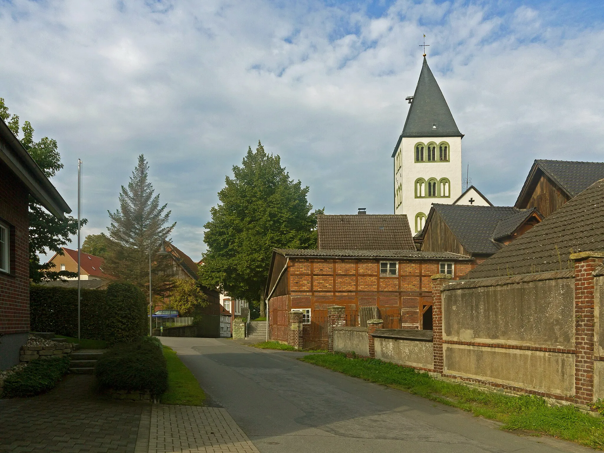 Photo showing: Ostönnen, churchtower (the St. Andrew's Church) in the street