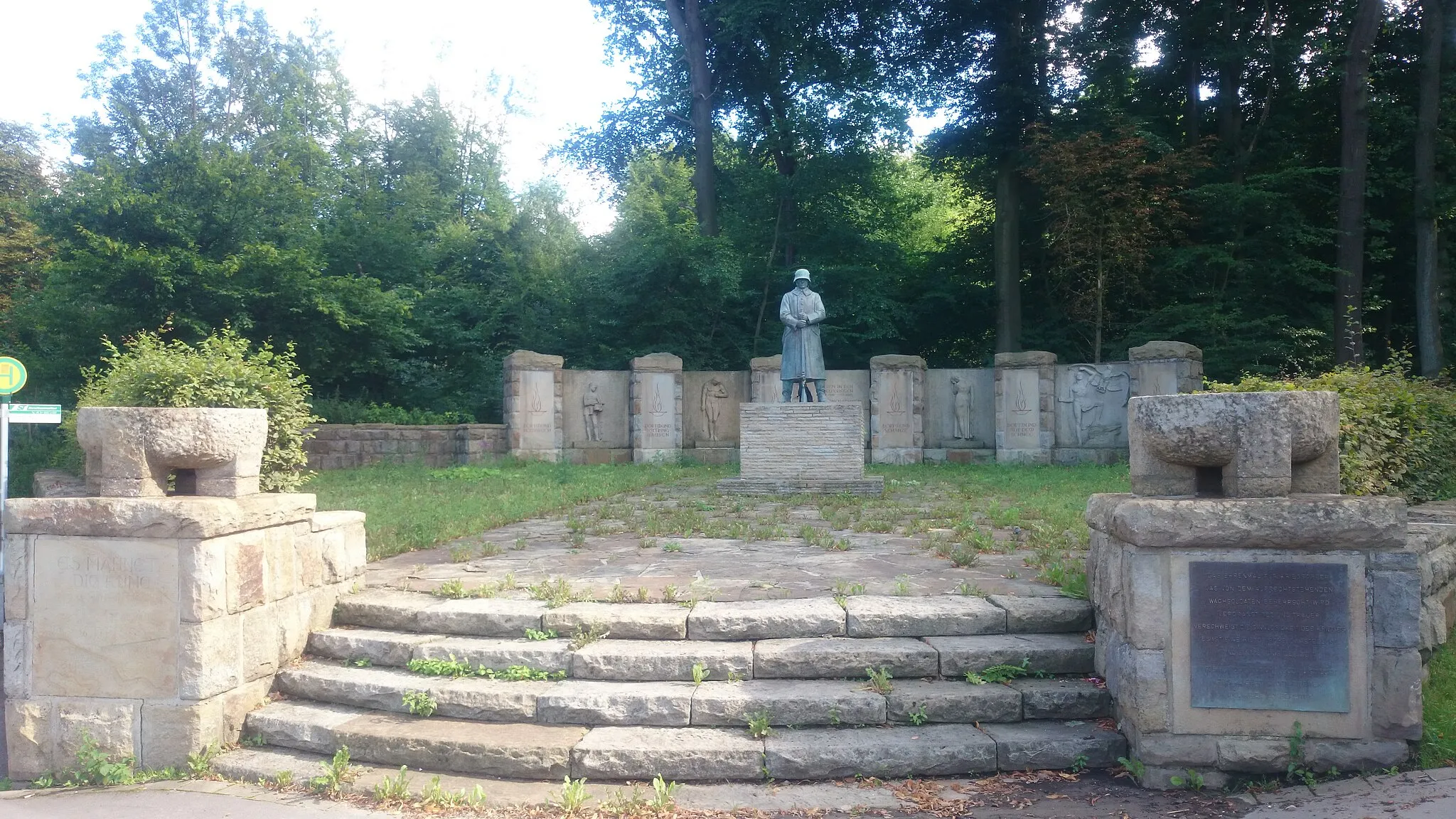 Photo showing: Photo of the war memorial in Dortmund-Löttringhausen, next to the cementary of Großholthausen.
The memorial was designed by Fritz Richter-Elsner
