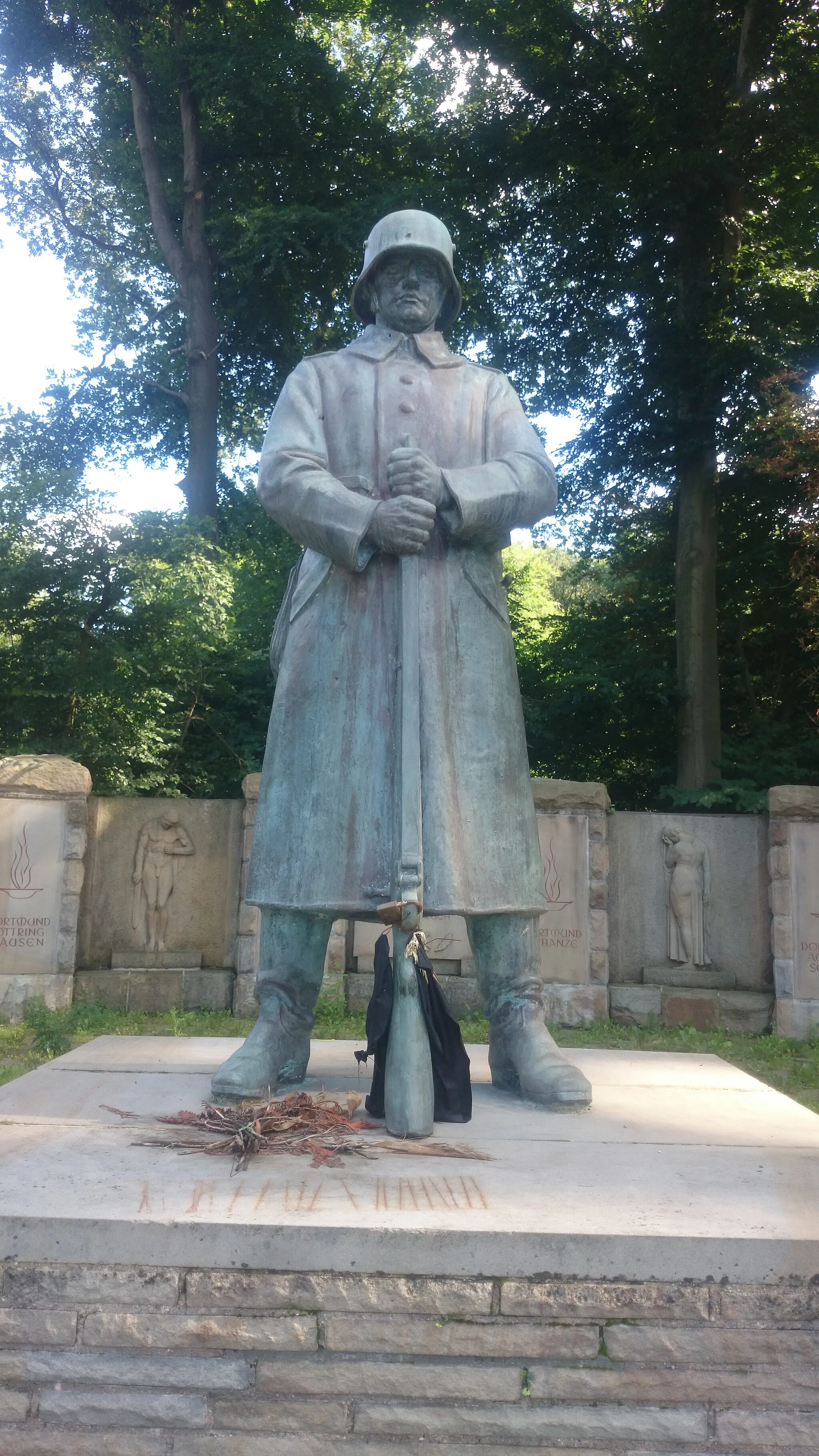 Photo showing: Photo of the war memorial in Dortmund-Löttringhausen, next to the cementary of Großholthausen.
The memorial was designed by Fritz Richter-Elsner