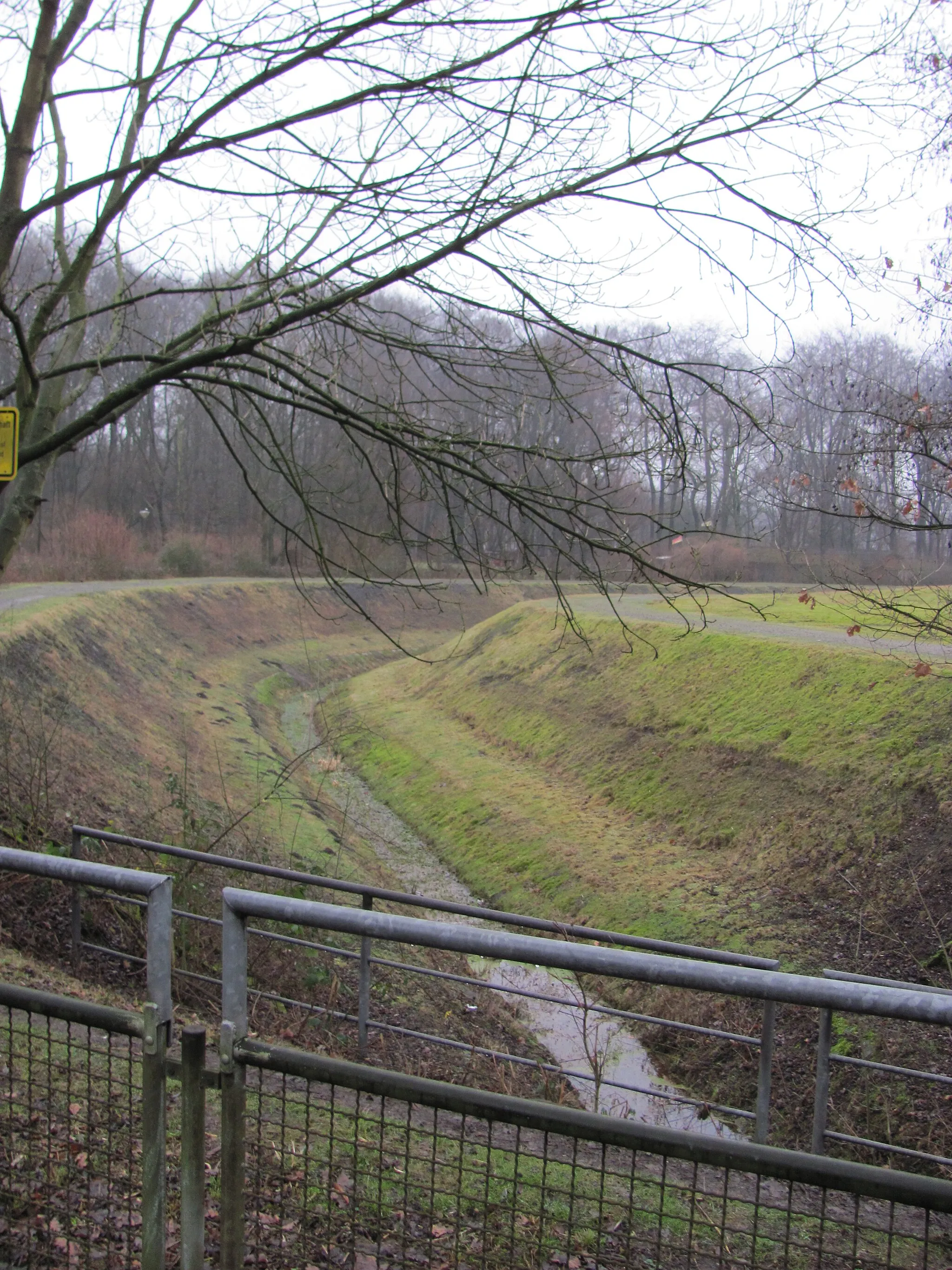 Photo showing: Roßbach in Dortmund unterhalb des Regenrückhaltebeckens Oespeler Bach in Dortmund Marten