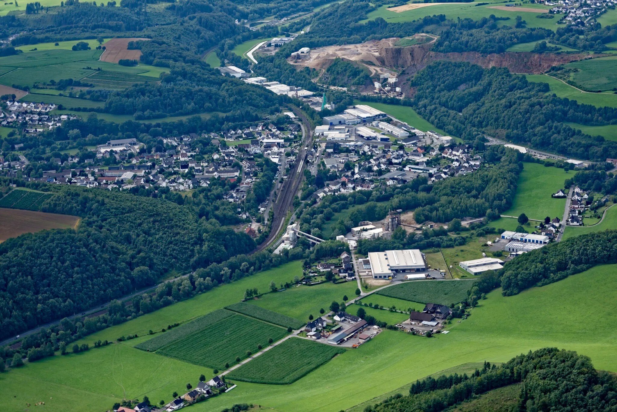 Photo showing: Luftaufnahme: Grevenbrück, oberhalb des Steinbruchs ist der südliche Rand von Sporke zu sehen, Nordrhein-Westfalen