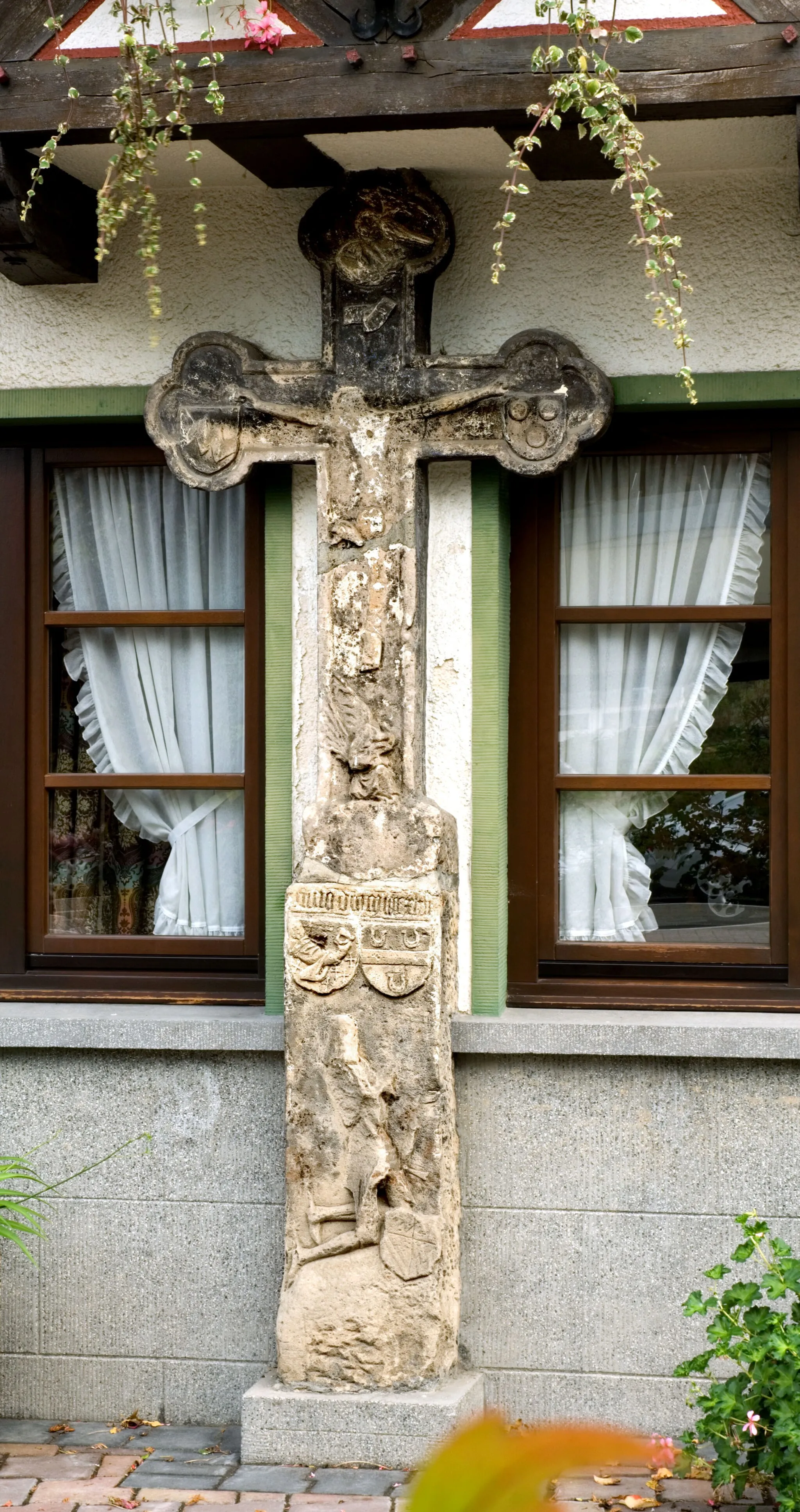 Photo showing: Spätgotisches Votivkreuz an der Fassade des ehemaligen Hotels "Schwarzer Ritter" in Brodenbach