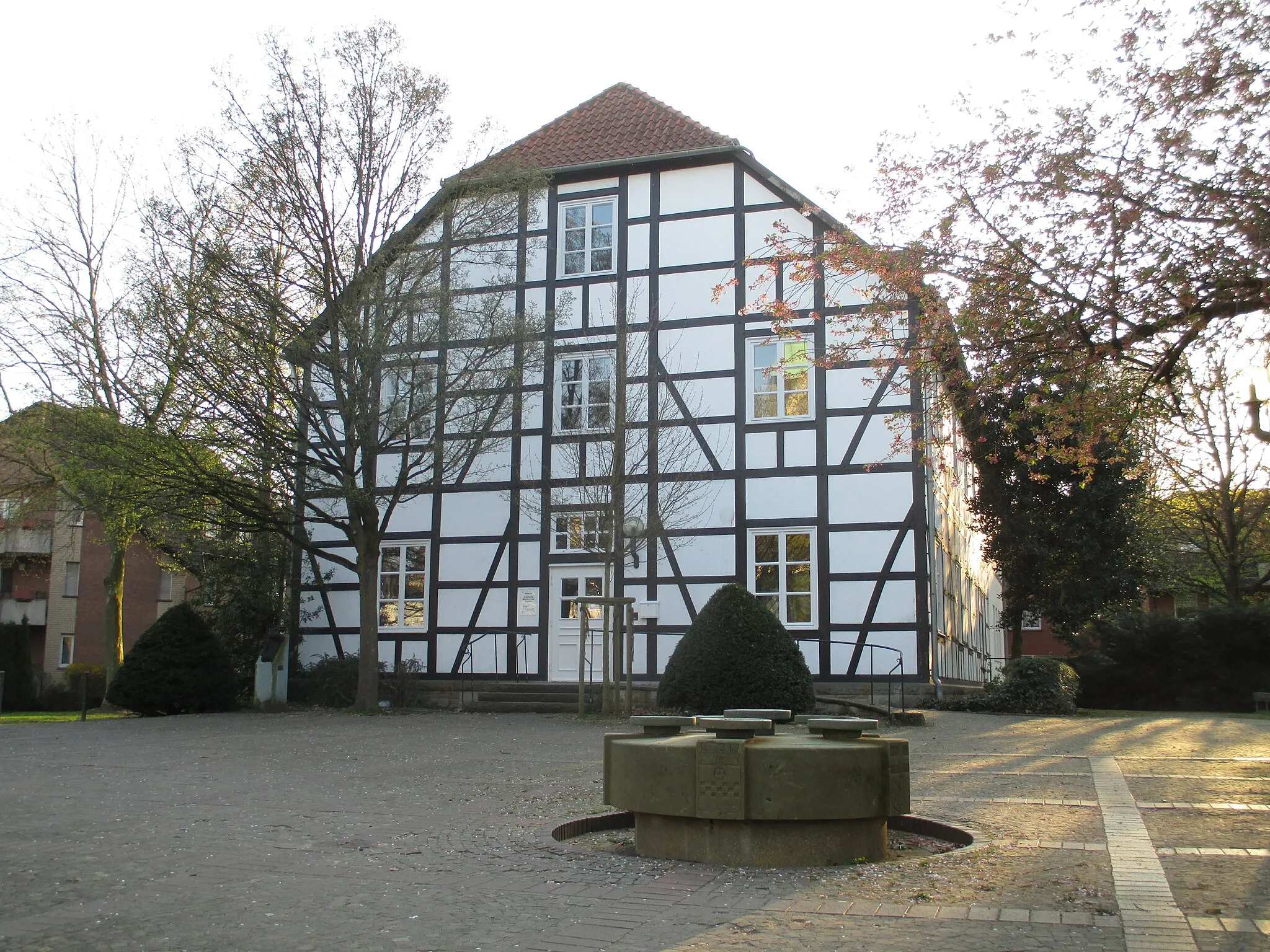 Photo showing: Das alte Fachwerkhaus ist der letzte in Kamen stehende Burgmannshof. In ihm befindet sich die Städtische Musikschule Kamen.