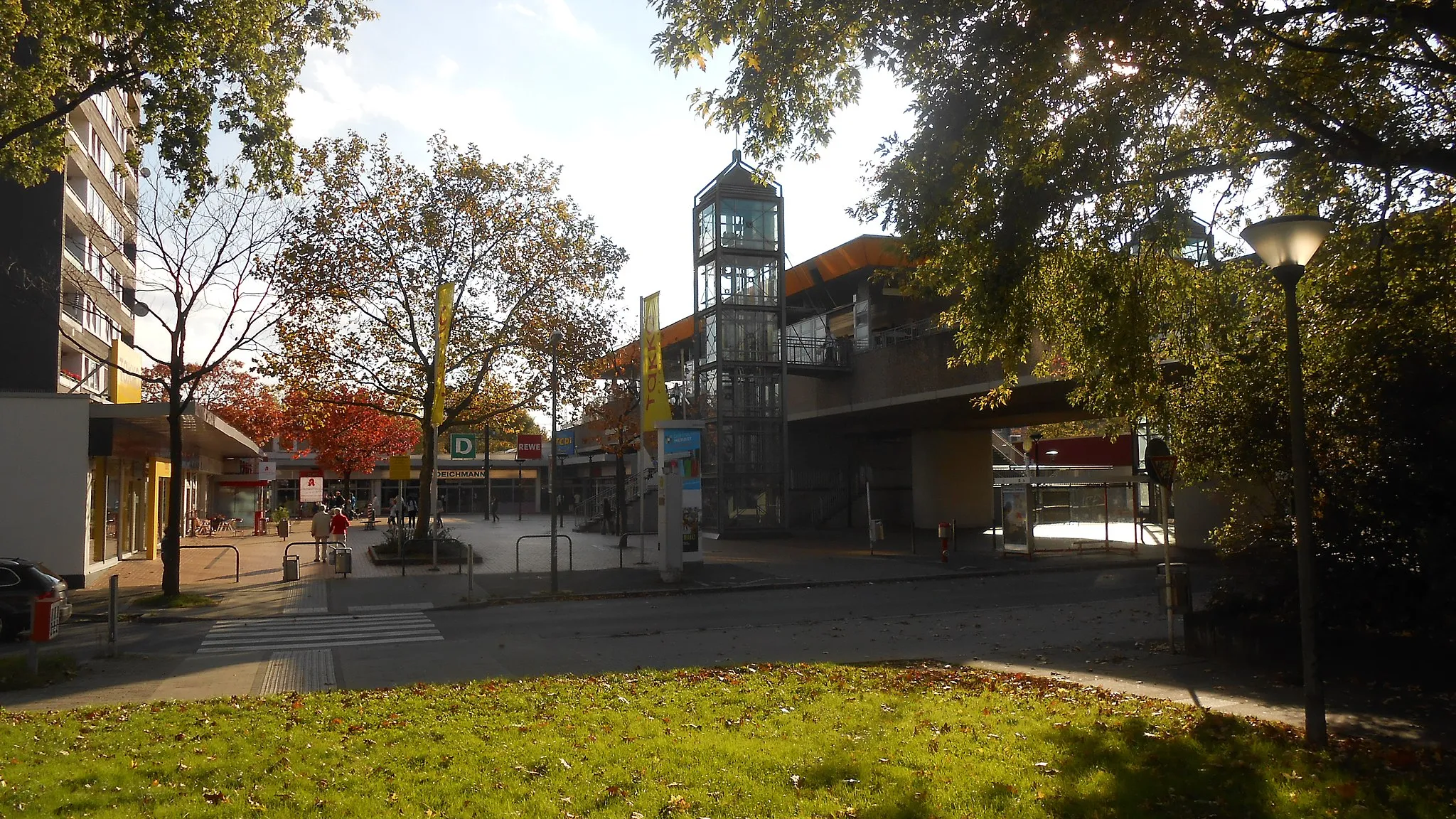 Photo showing: Sunday evening in autumn 2014, in the pedestrian zone of the newer part of Scharnhorst