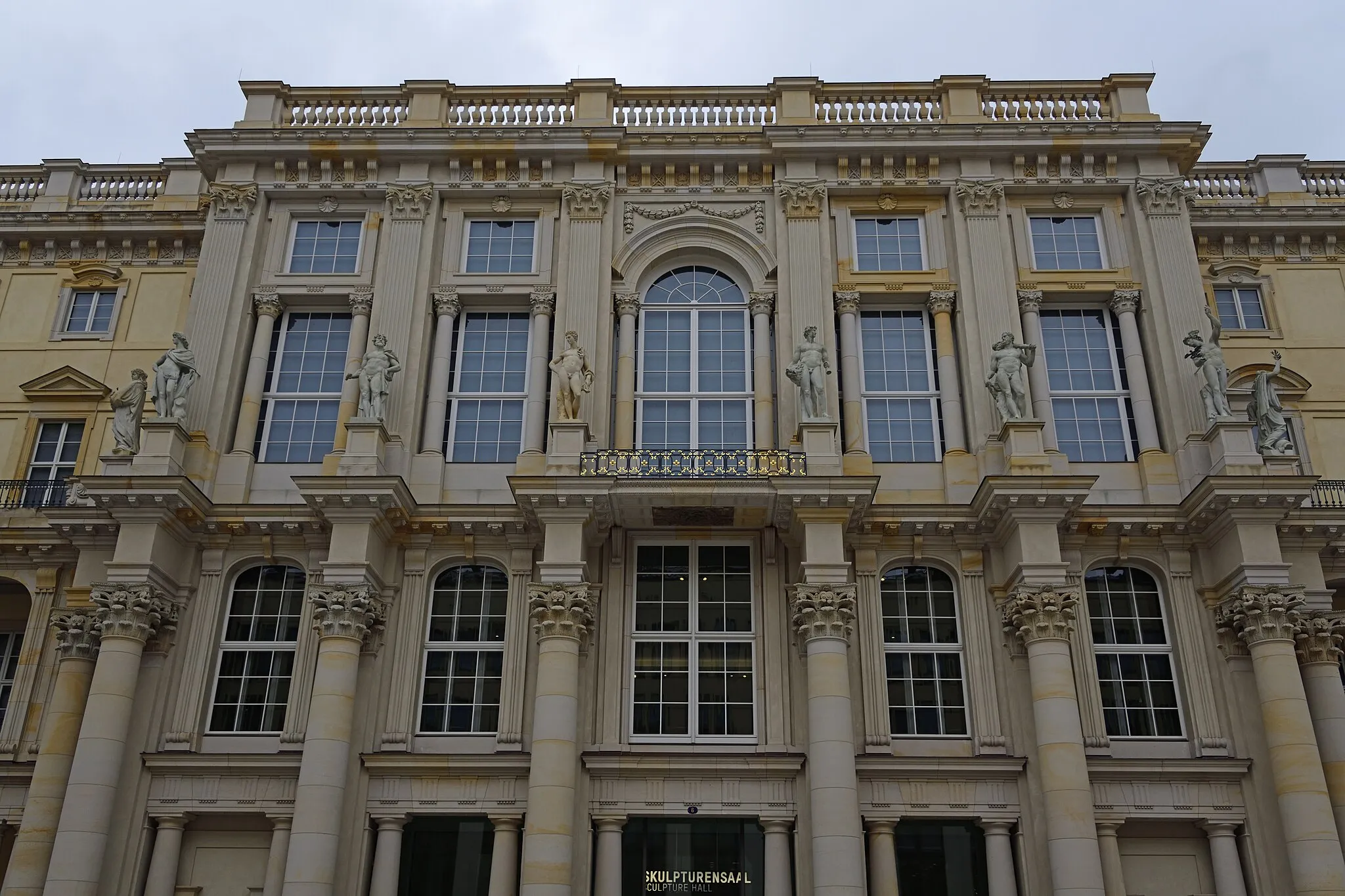 Photo showing: A view upwards. The sculptures are replicas of the ones now in the Sculpture Hall. The courtyard is named after the man who designed and sculpted most of the works.