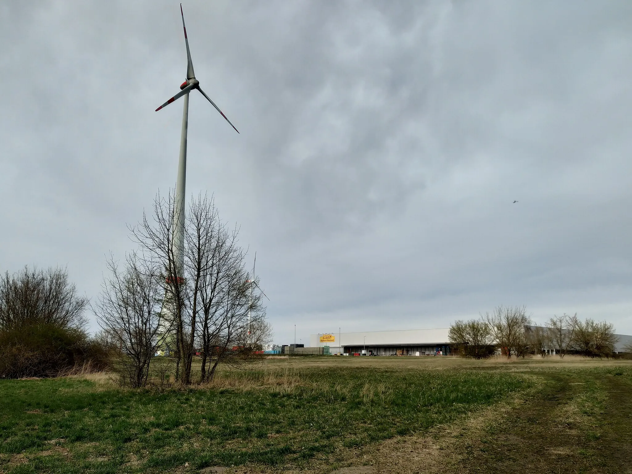 Photo showing: Netto Großlager und eine Windkraftanlage in Berlin-Buch.