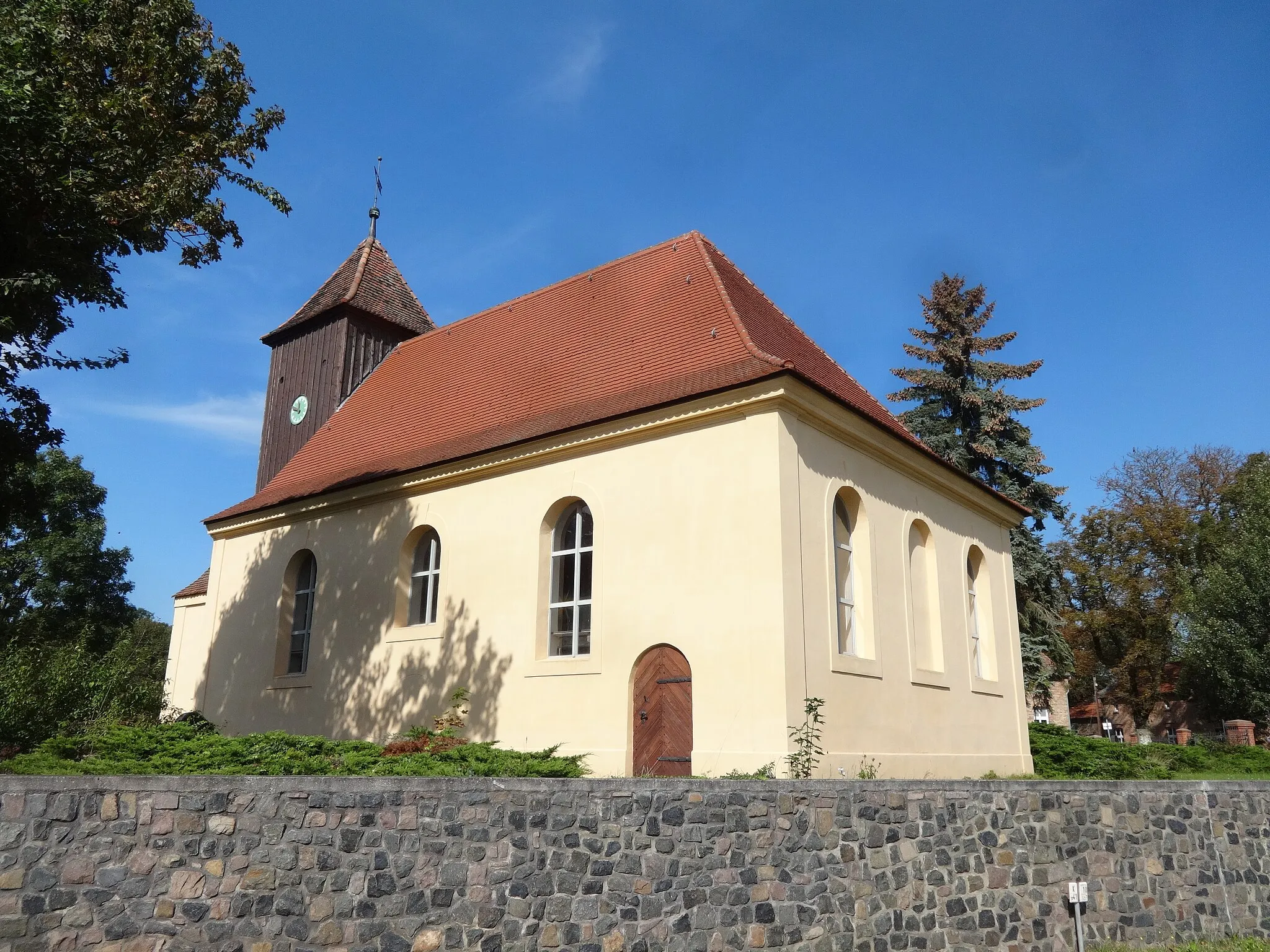 Photo showing: Die Dorfkirche Löwenbruch ist eine Saalkirche aus dem Jahr 1716 in der Stadt Ludwigsfelde im Landkreis Teltow-Fläming im Land Brandenburg. Im Innern stehen unter anderem ein Kanzelaltar aus dem Jahr 1719 sowie eine Taufe aus dem Jahr 1670.