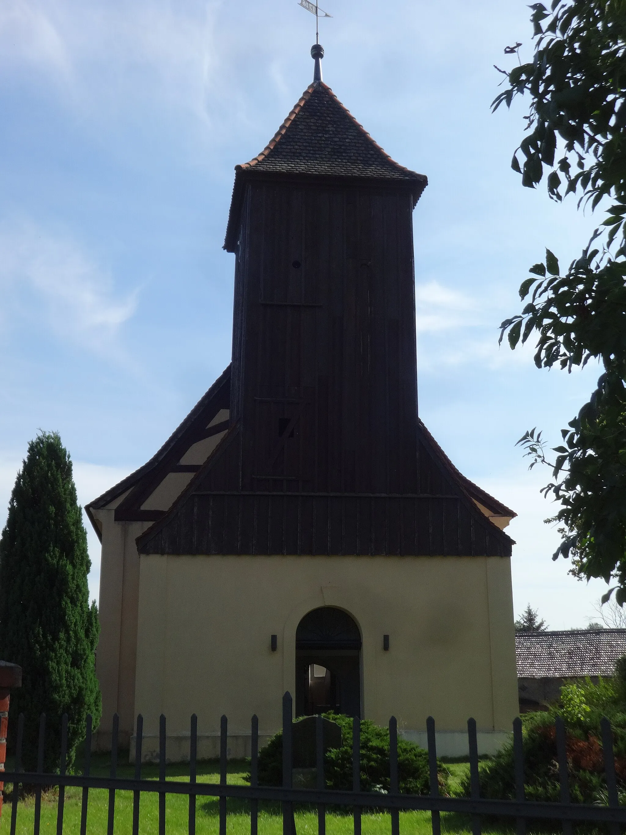 Photo showing: Die Dorfkirche Löwenbruch ist eine Saalkirche aus dem Jahr 1716 in der Stadt Ludwigsfelde im Landkreis Teltow-Fläming im Land Brandenburg. Im Innern stehen unter anderem ein Kanzelaltar aus dem Jahr 1719 sowie eine Taufe aus dem Jahr 1670.