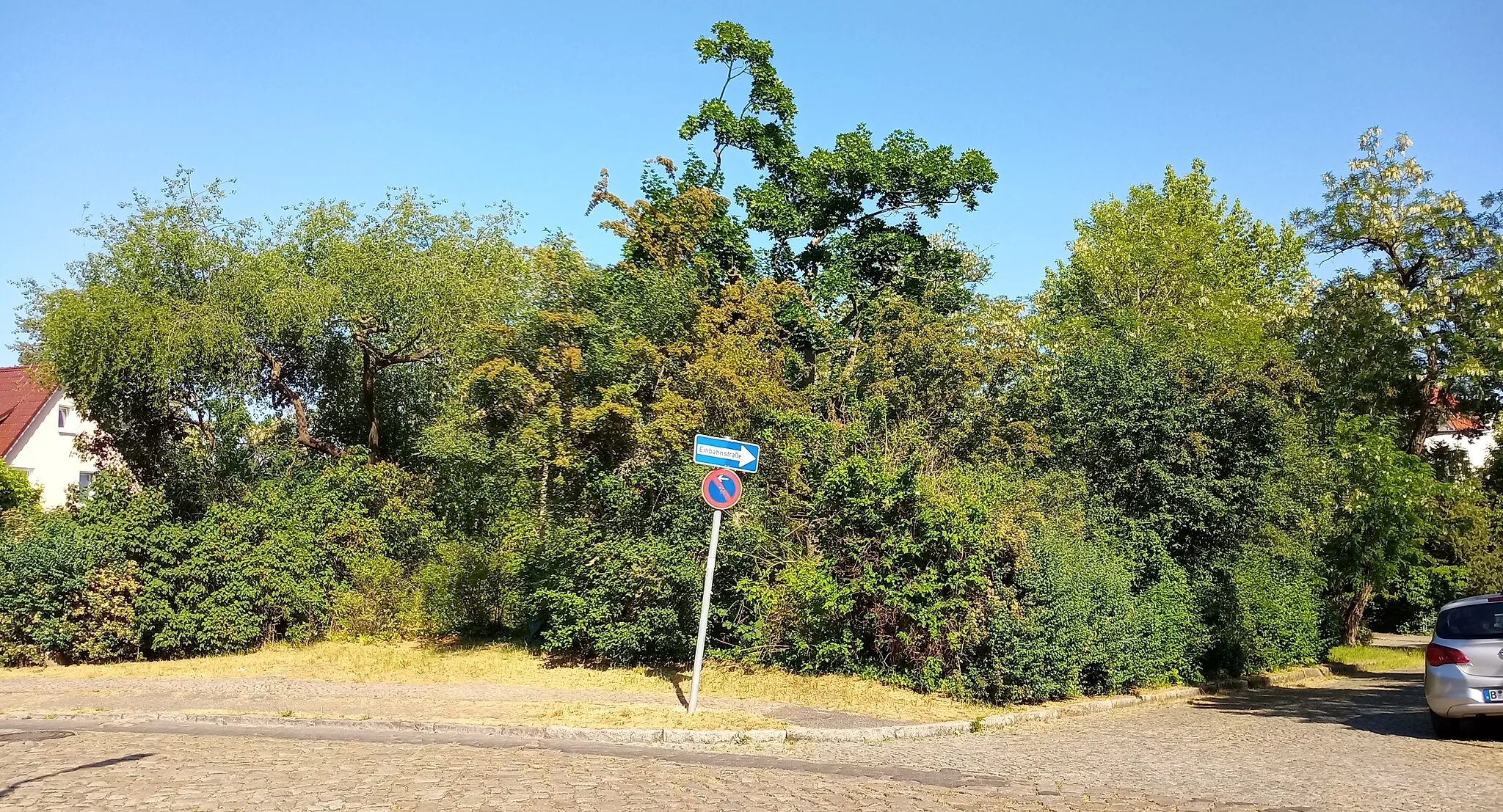 Photo showing: The picture documents the location and appearance of the currently highest point of the Rauhen Berge in Berlin-Steglitz (a range of hills).