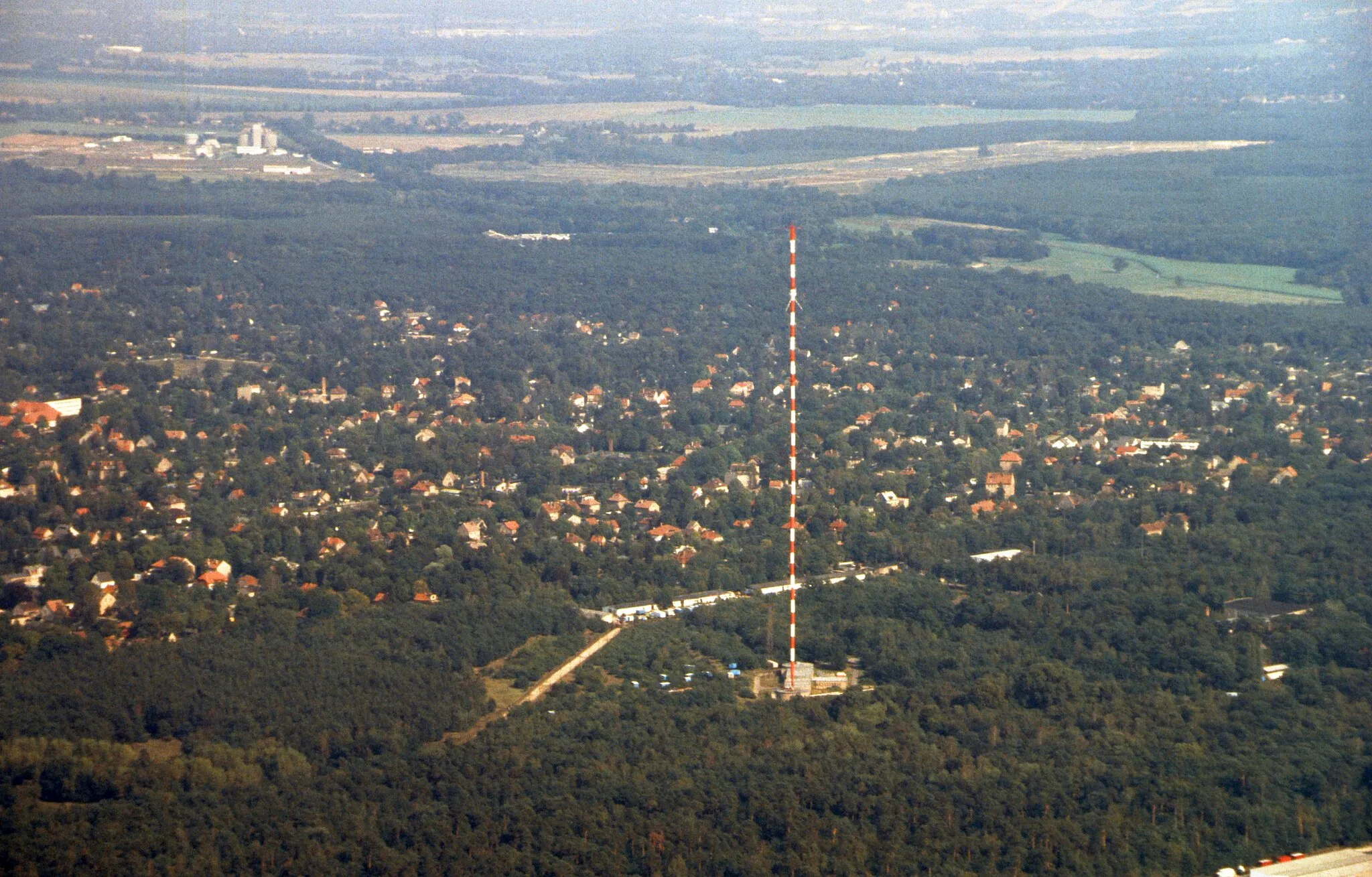 Photo showing: Sender Köpenick, Sendemast, Luftbild vom 10. September 1992