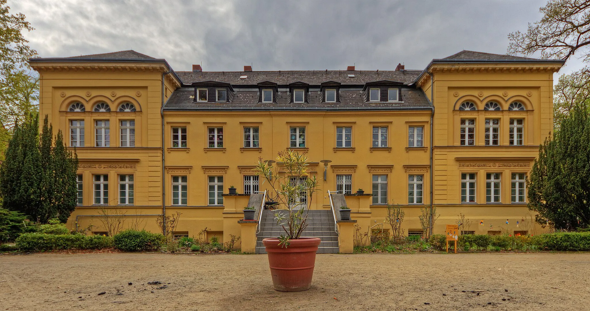 Photo showing: Neoclassical manor, Berlin-Lichterfelde, Germany.