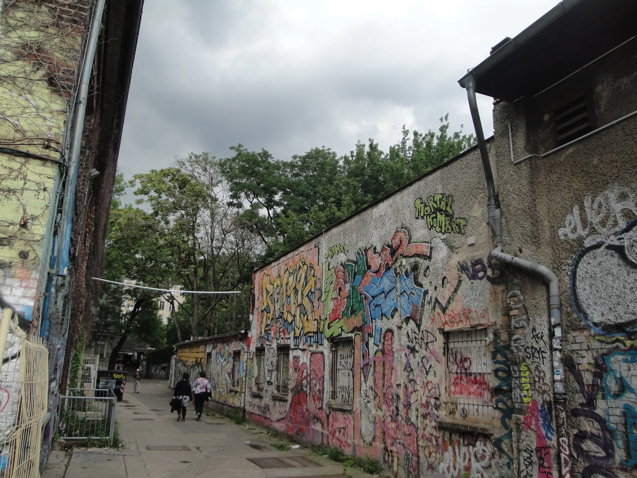 Photo showing: Part of the west facade of the Astra Kulturhaus at the RAW compound in Berlin in 2012.