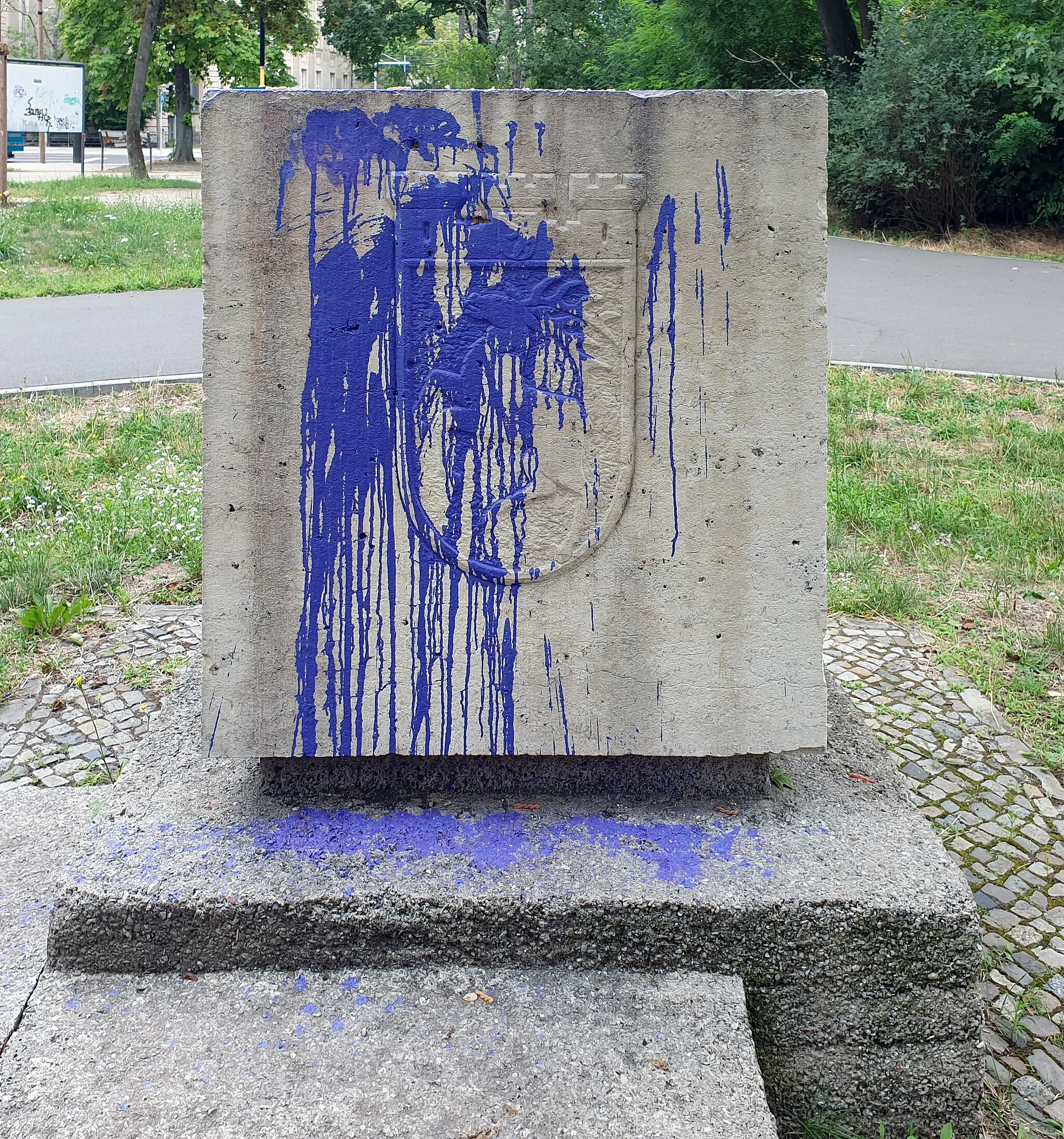 Photo showing: Memorial stone, "Notstandsarbeiter" by Alfred Frenkel, 1955, Fritz-Schloß-Park, Berlin-Moabit, Germany