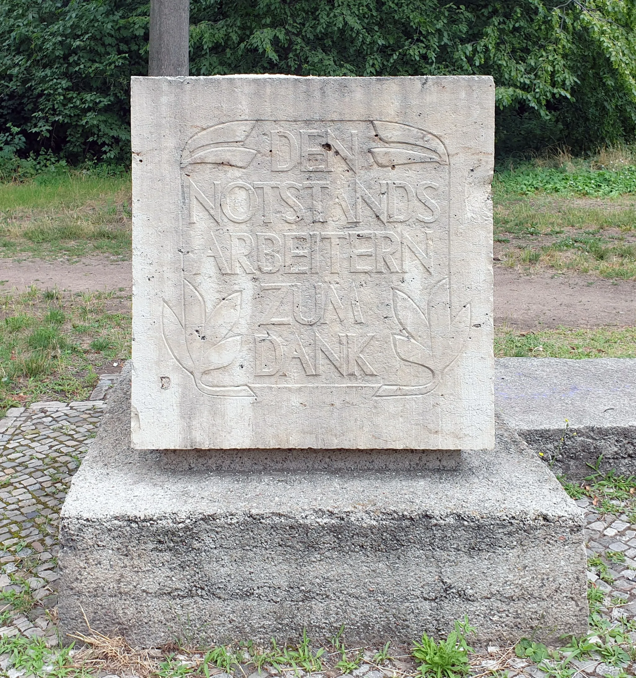 Photo showing: Memorial stone, "Notstandsarbeiter" by Alfred Frenkel, 1955, Fritz-Schloß-Park, Berlin-Moabit, Germany