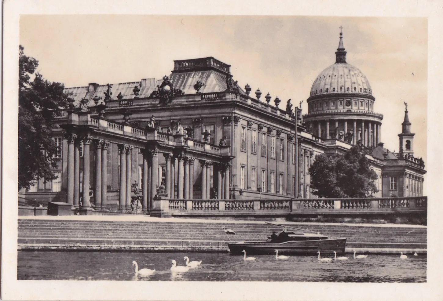 Photo showing: Potsdam - Sanssouci, Alemanha, Meados do Sec. XX, Towncastel With Lindentree four Petitions, Arquivo de Villa Maria, Angra do Heroísmo, Açores.